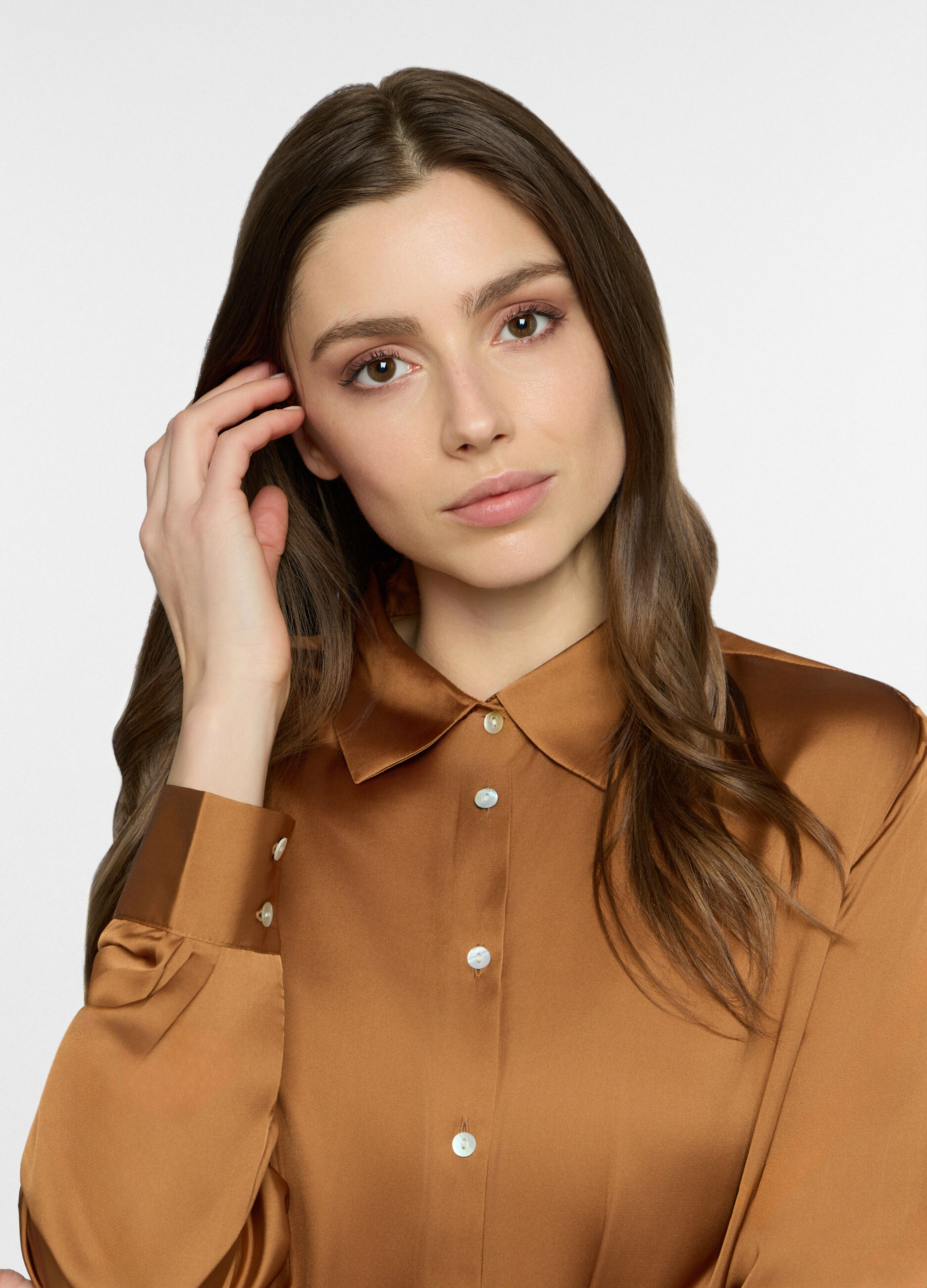 Camicia over fit con colletto alla francese in raso donna_2