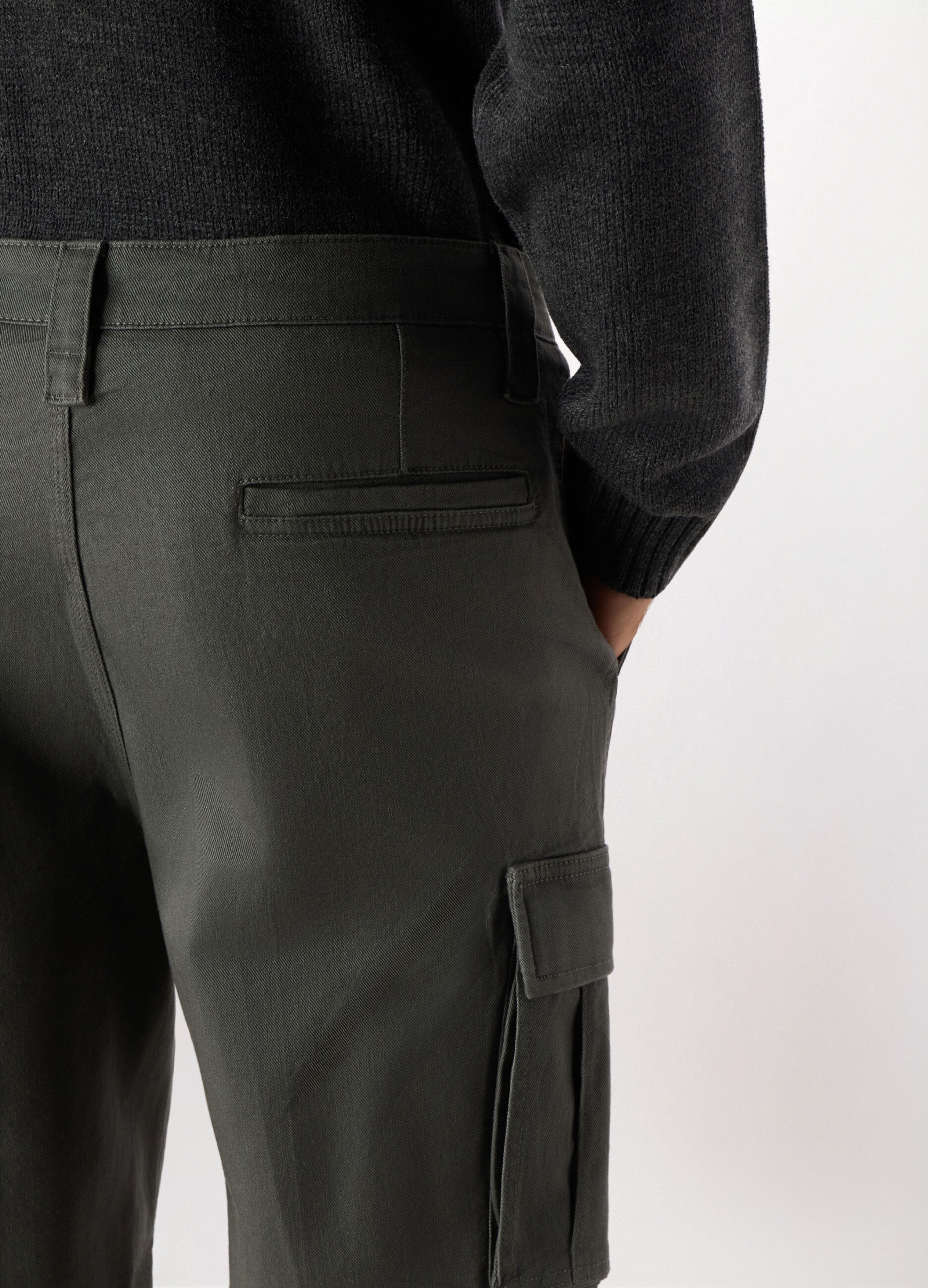 Pantalone cargo regular fit in cotone stretch_2