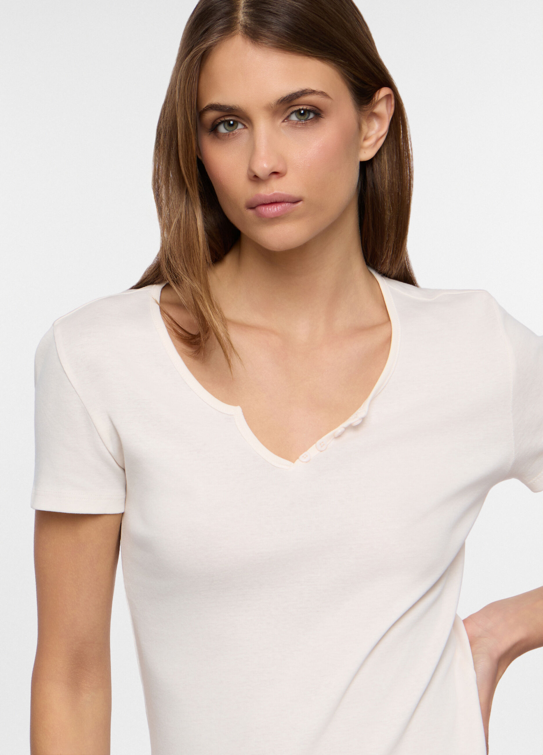 T-shirt con scollo a V donna_2