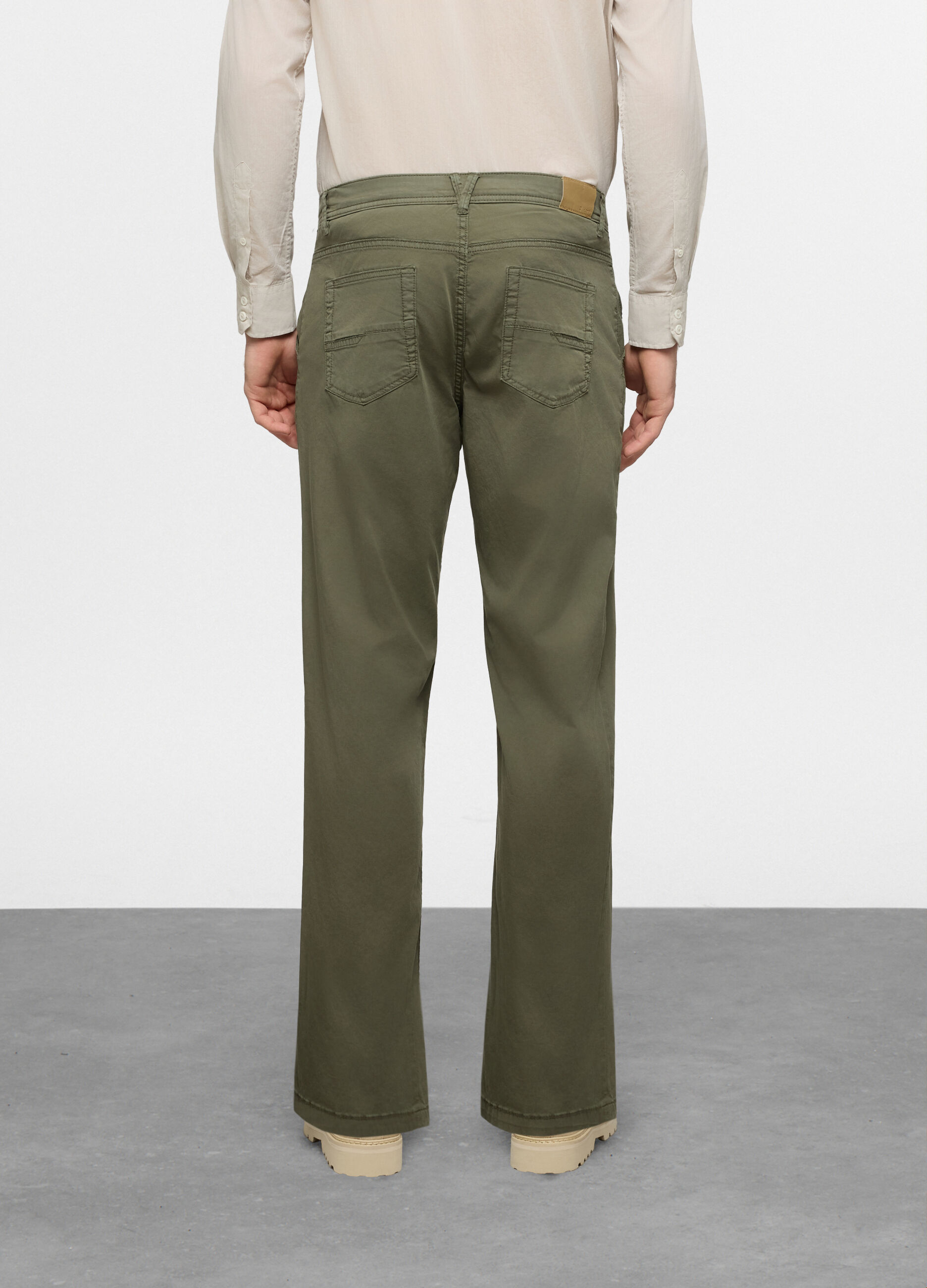 Pantalone regular fit in cotone stretch uomo_1