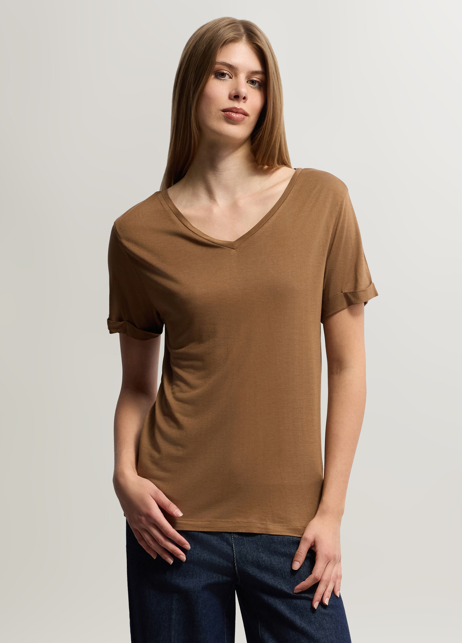 T-shirt con scollo a V donna_0