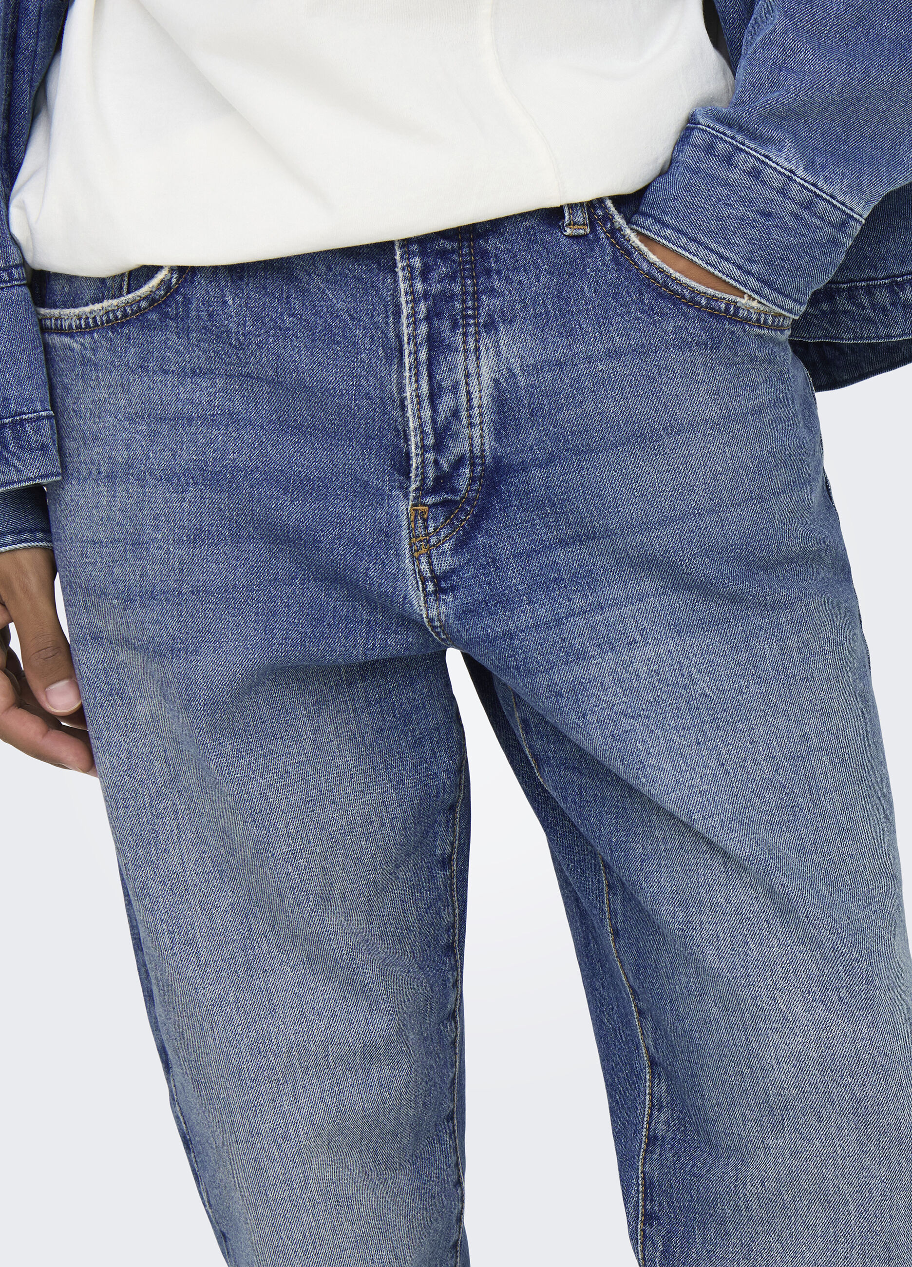 Jeans regular fit in denim sbiadito uomo_3