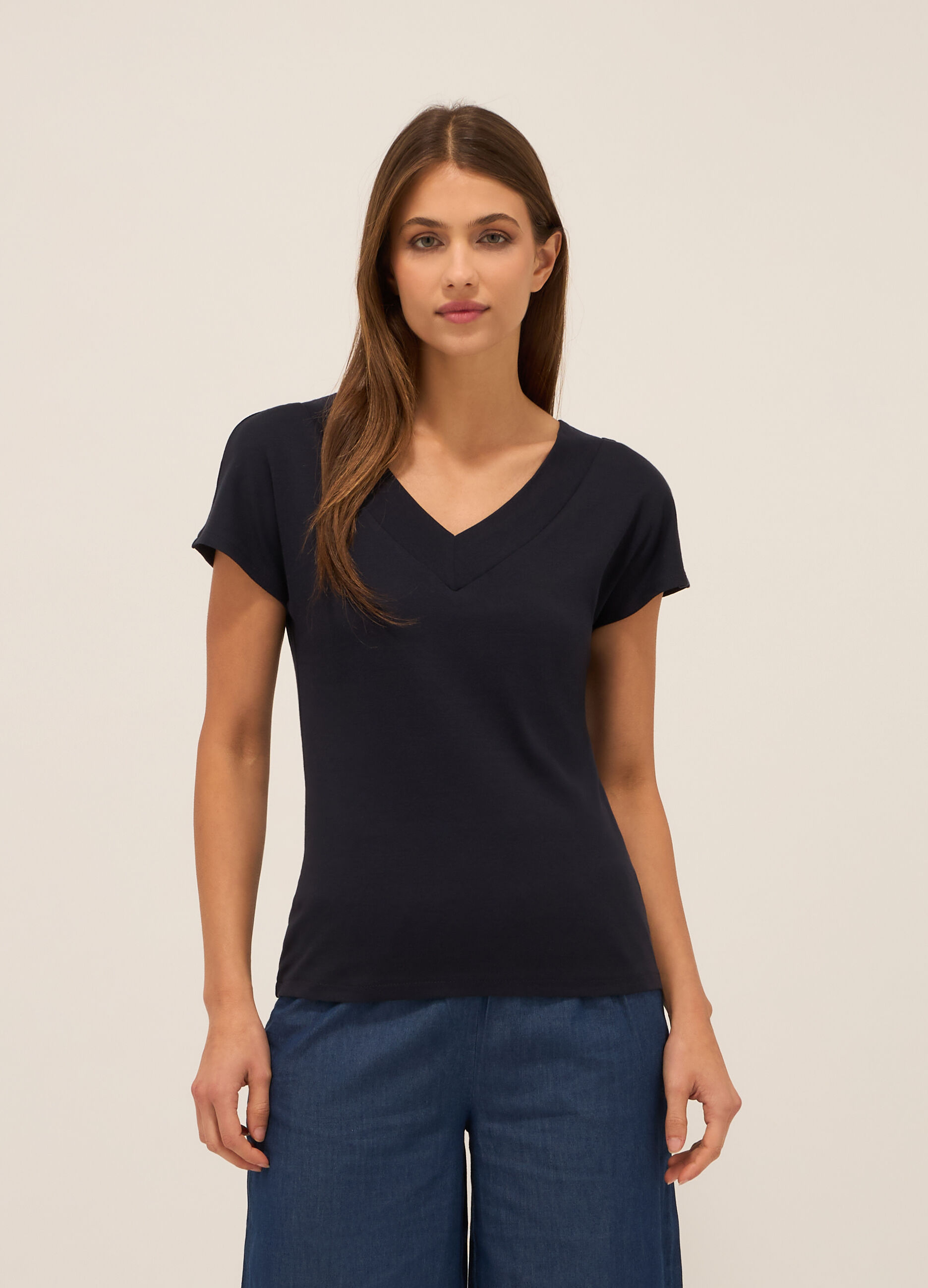 T-shirt in puro cotone con scollo a V donna_0
