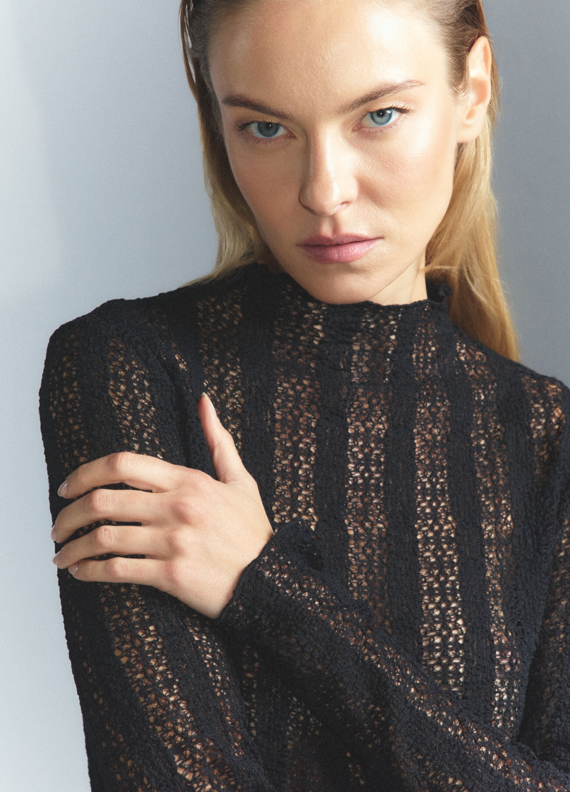 T-shirt a collo alto in pizzo donna_5