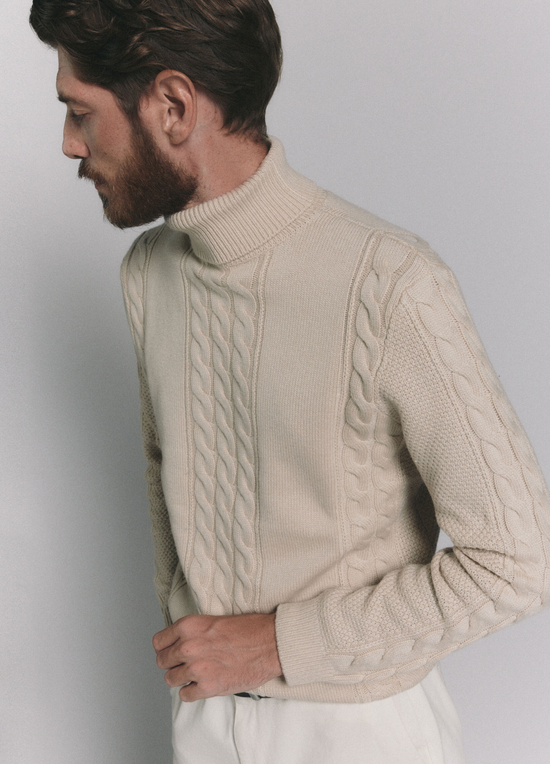 Maglione collo alto a trecce uomo_1