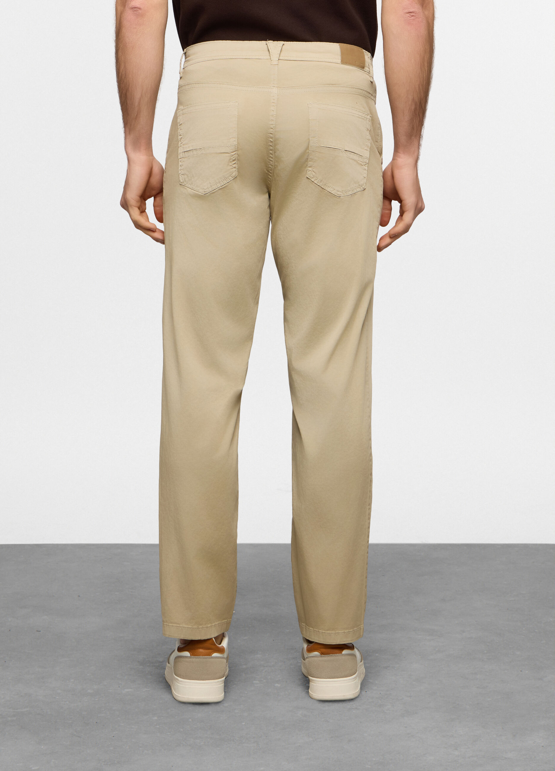 Pantaloni casual tasche in cotone stretch uomo_1