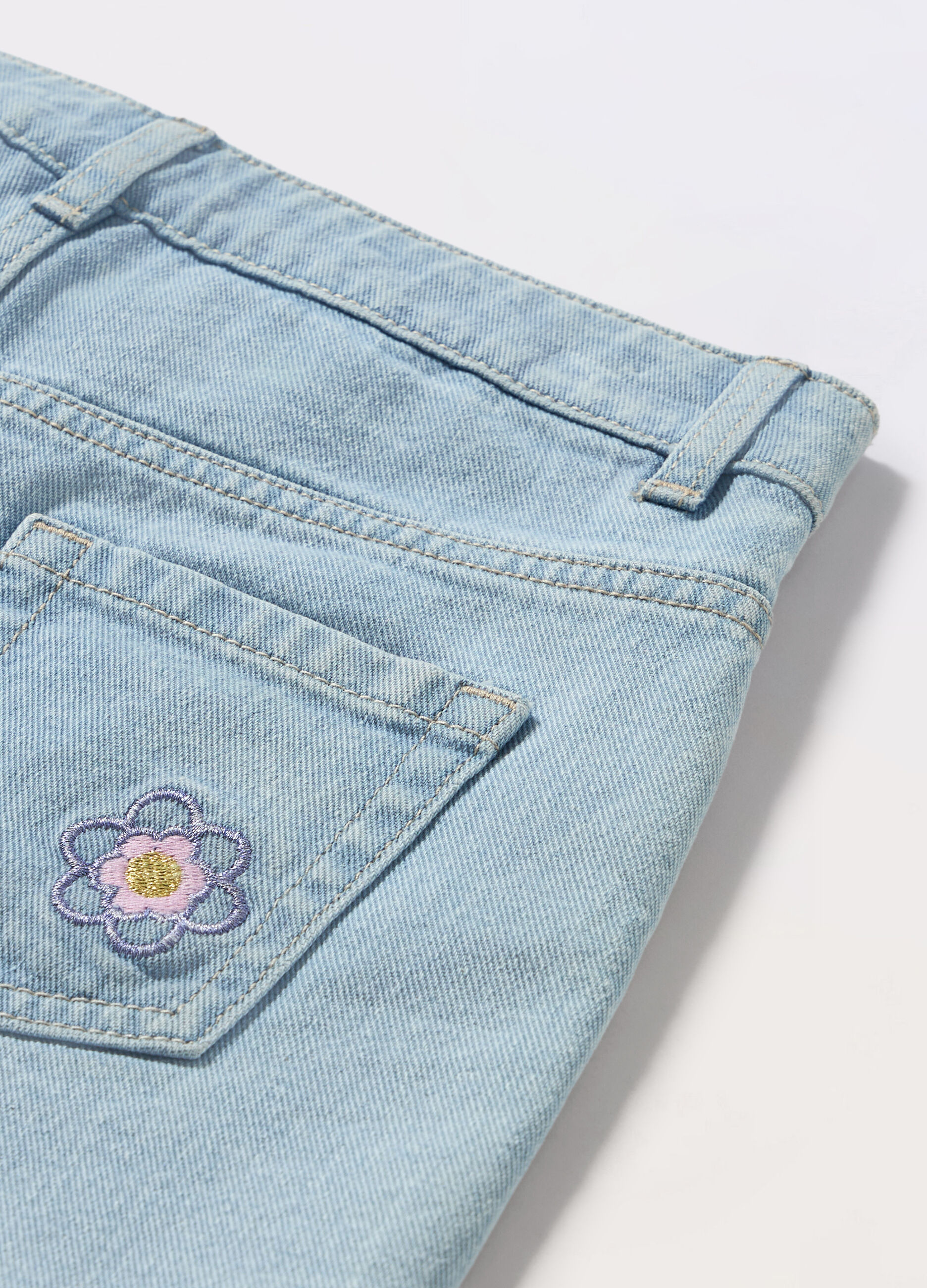 Jeans shorts in denim con ricami bambina_1
