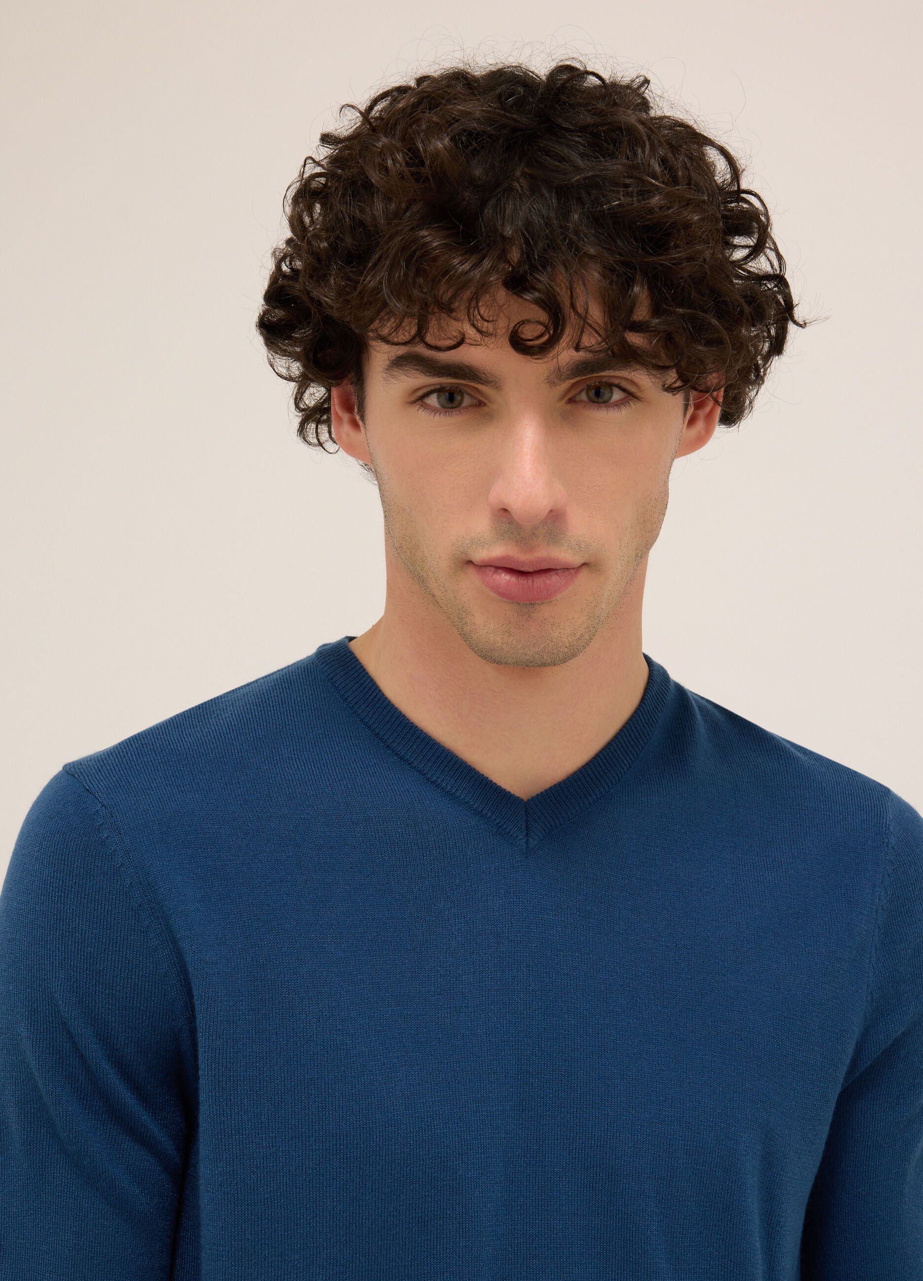 Maglione collo a V in maglia rasata uomo_2