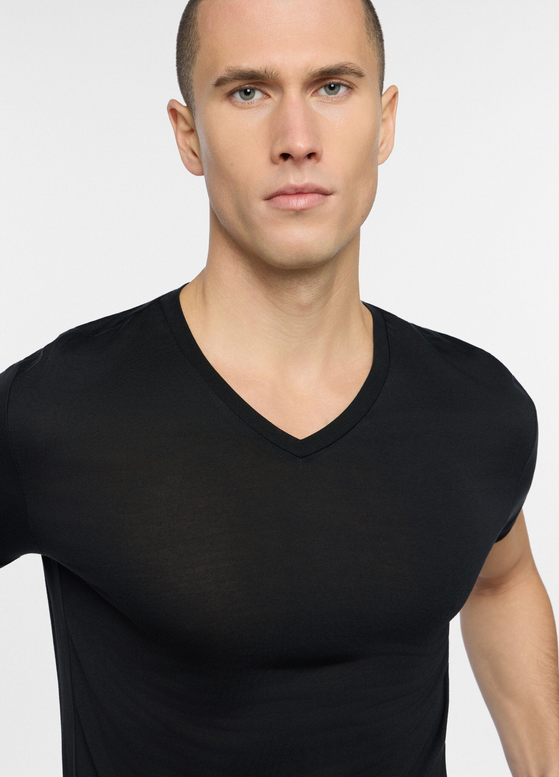 T-shirt slim fit scollo a V in jersey di cotone uomo_2