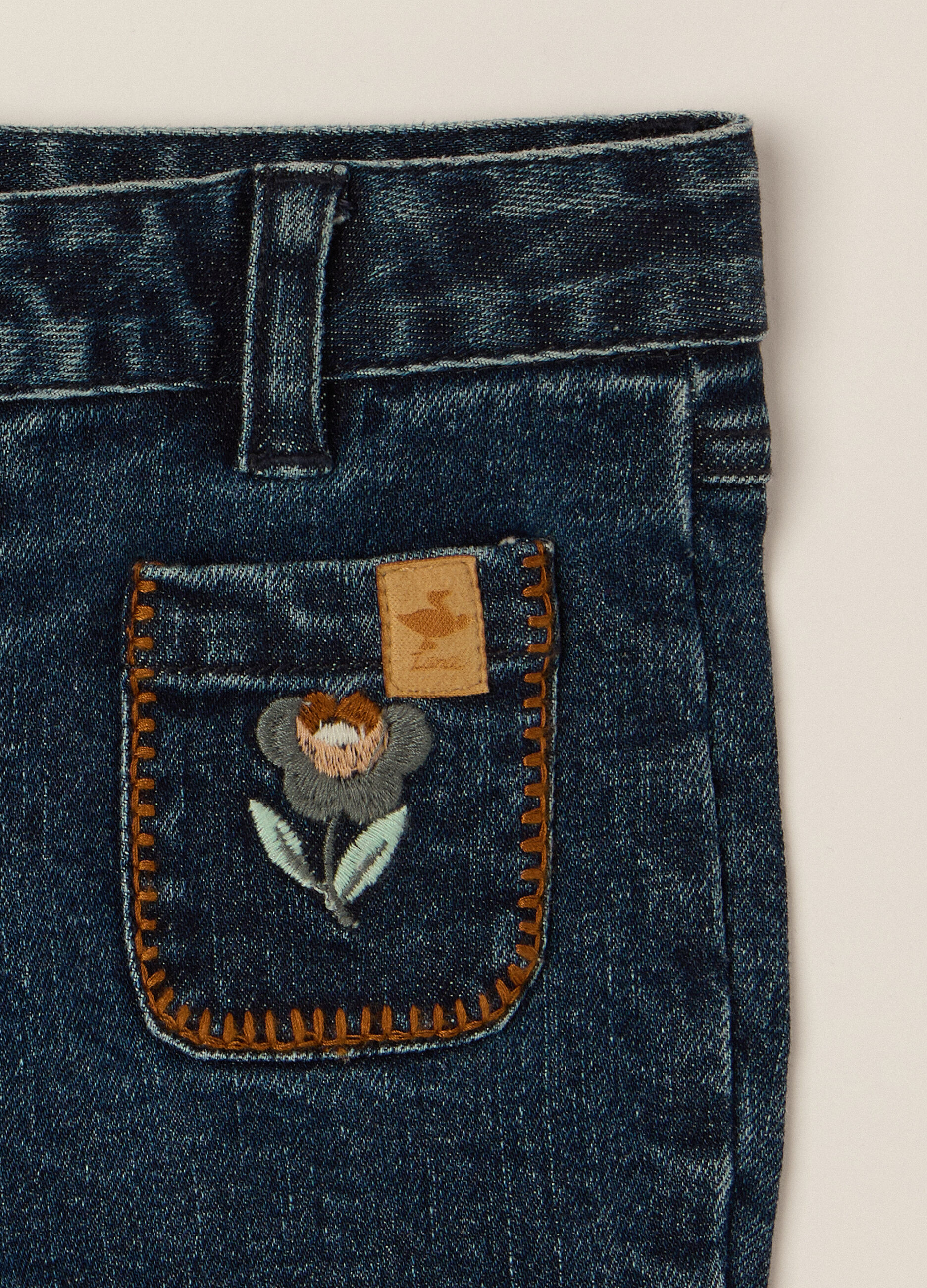 Pantaloni denim elasticizzati a zampa