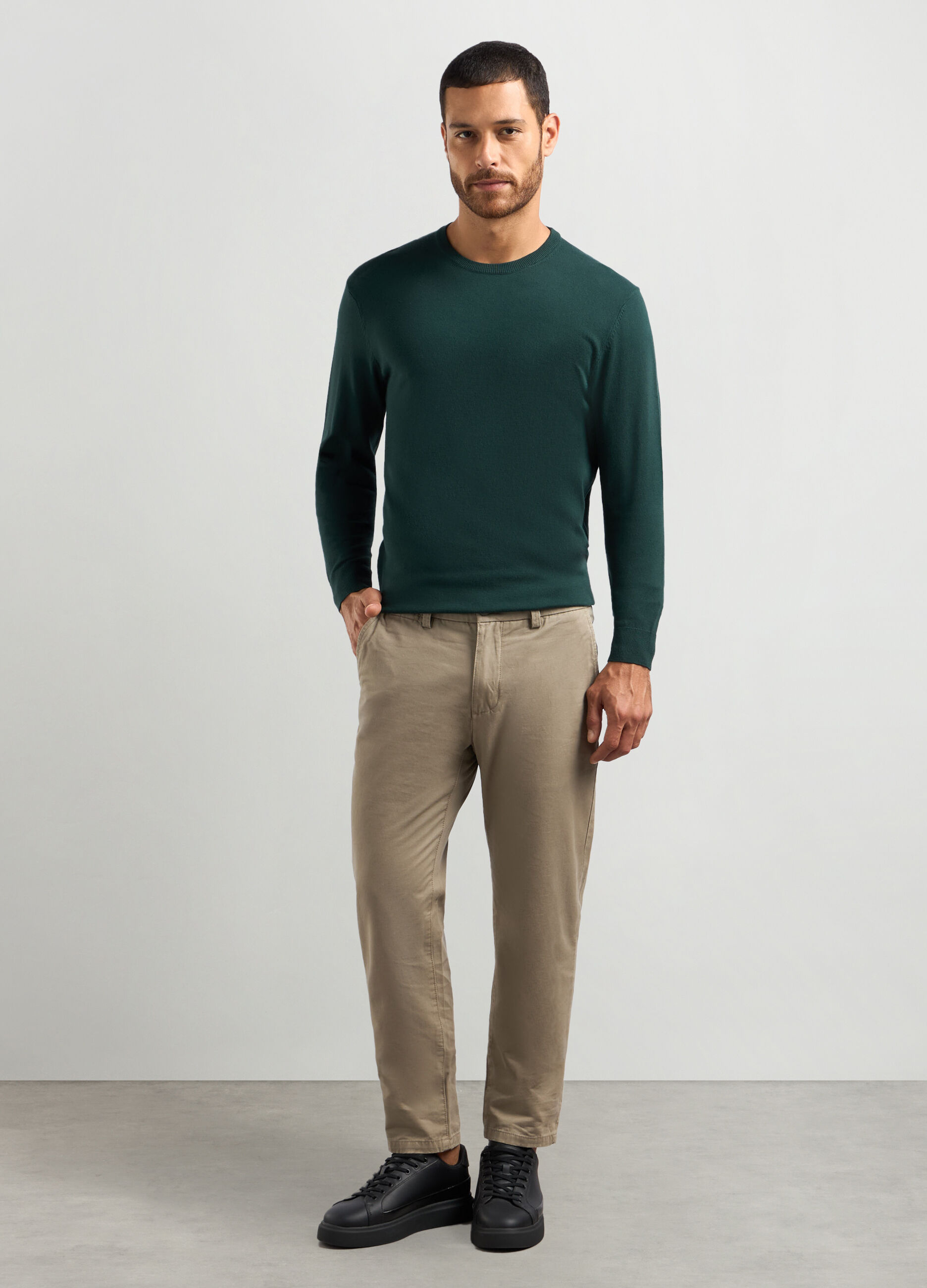 Pantaloni chino regular fit in twill di cotone uomo_0