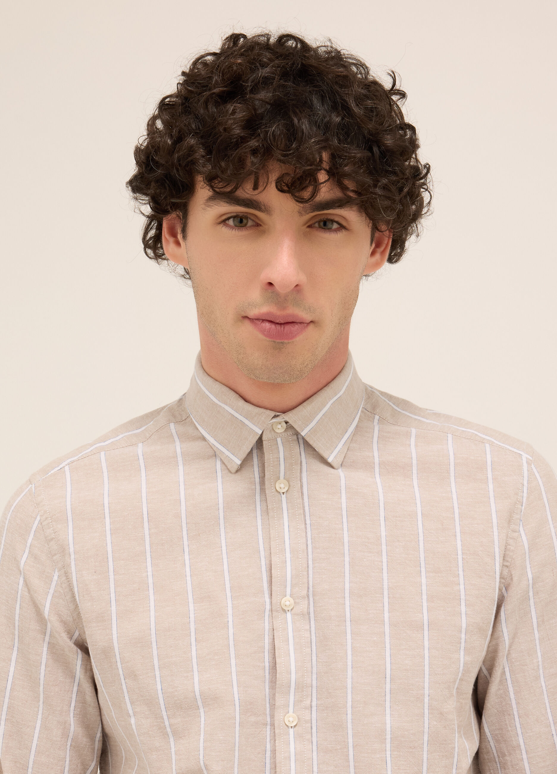 Camicia regular fit in cotone e lino a righe uomo_2