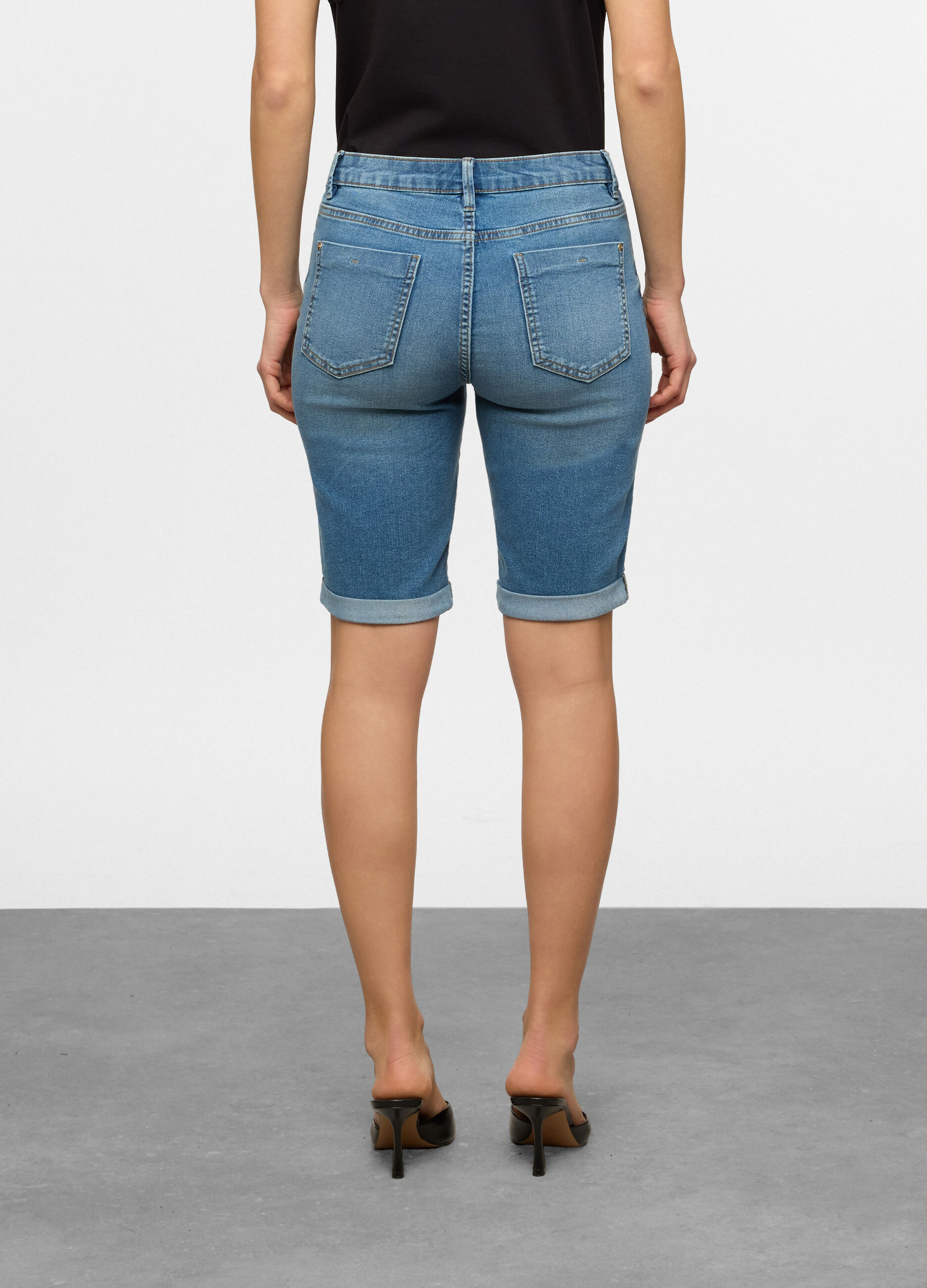 Bermuda fit Straight con fondo risvoltato in denim donna_1