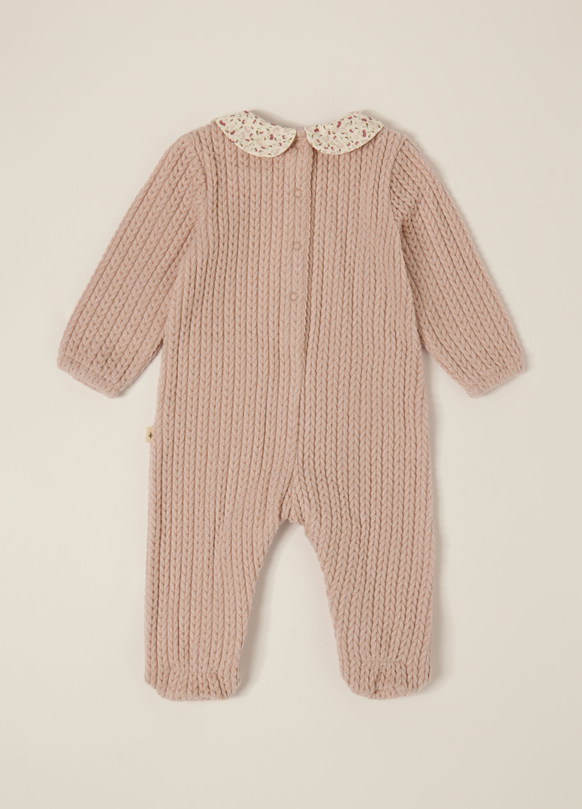 Tutina rosa a maglia per neonato con colletto fiorato_1