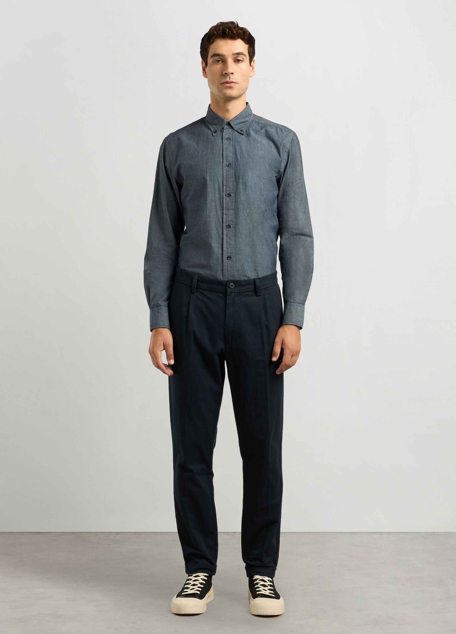 Pantaloni chino carrot fit in twill di cotone uomo_0