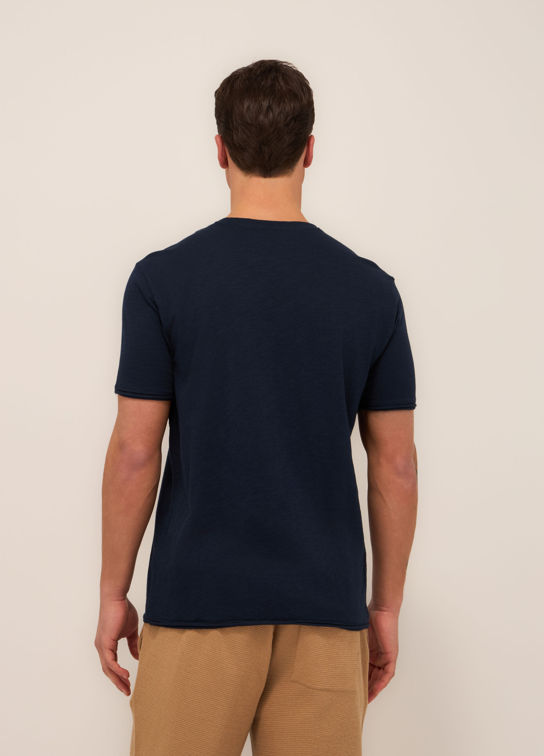 T-shirt girocollo con taschino uomo_2