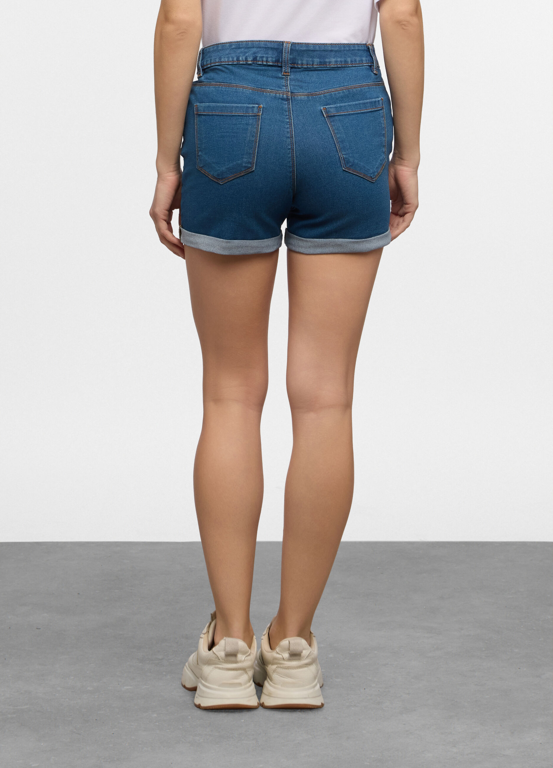 Short fit Slim con fondo risvoltato in cotone stretch donna_2