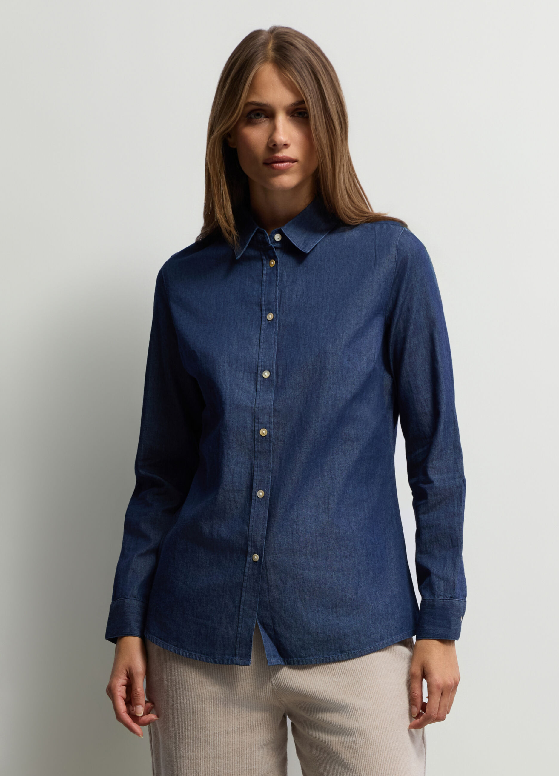 Camicia Fit Regular con colletto alla francese in denim di puro cotone donna_0