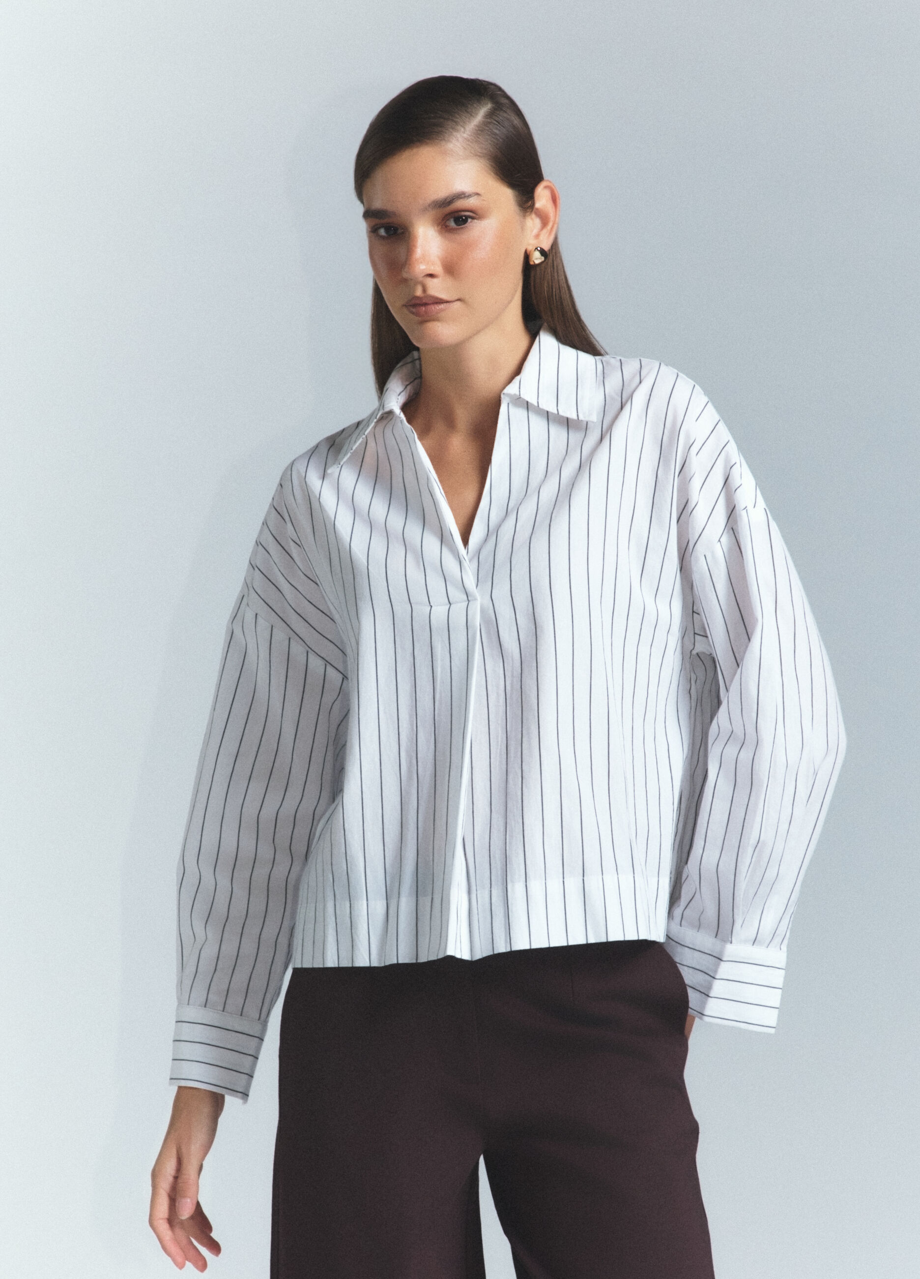 Blusa Fit Regular con scollo a V in popeline di puro cotone donna_1
