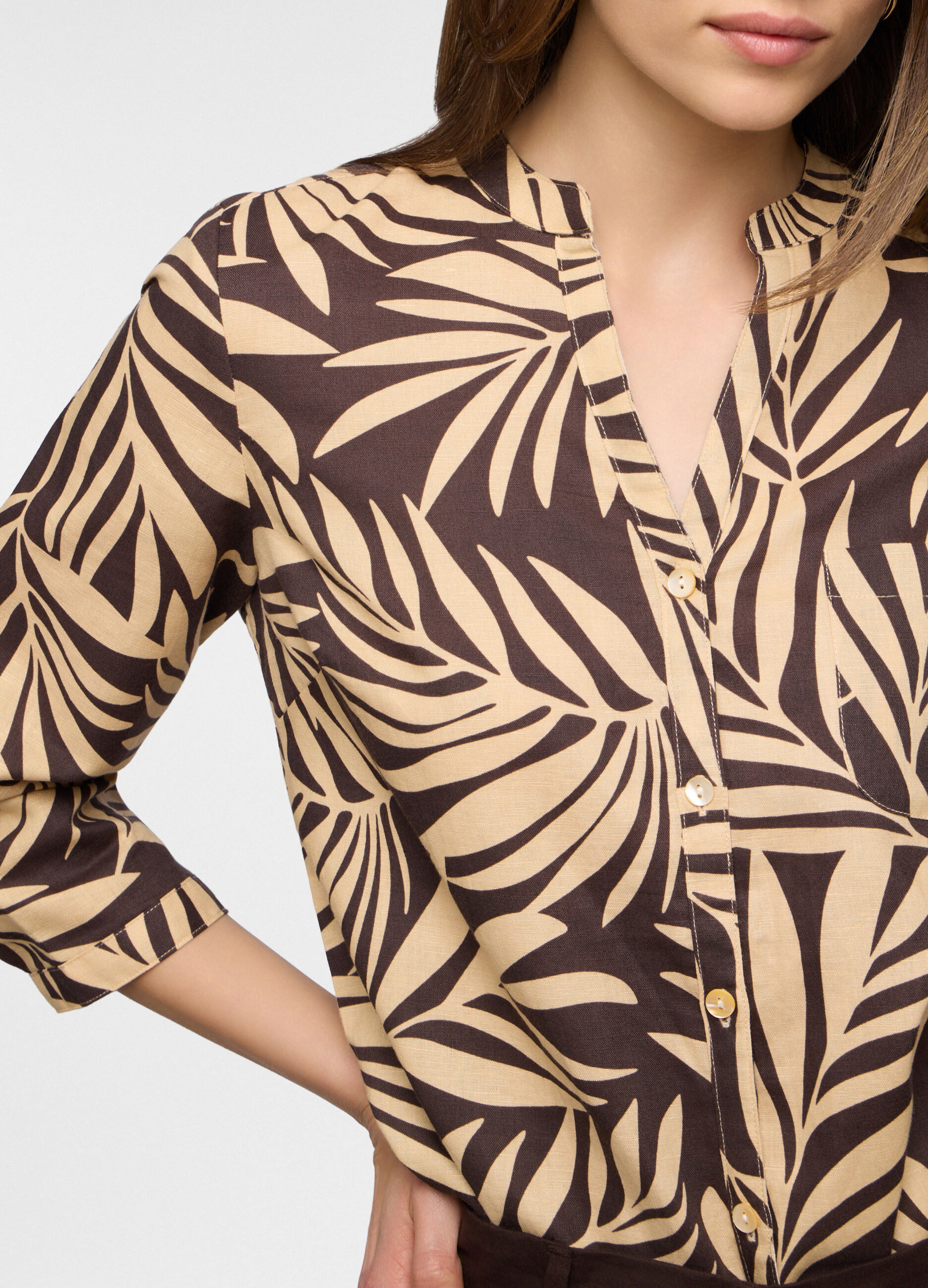 Camicia fit regular con scollo a V misto lino donna_2