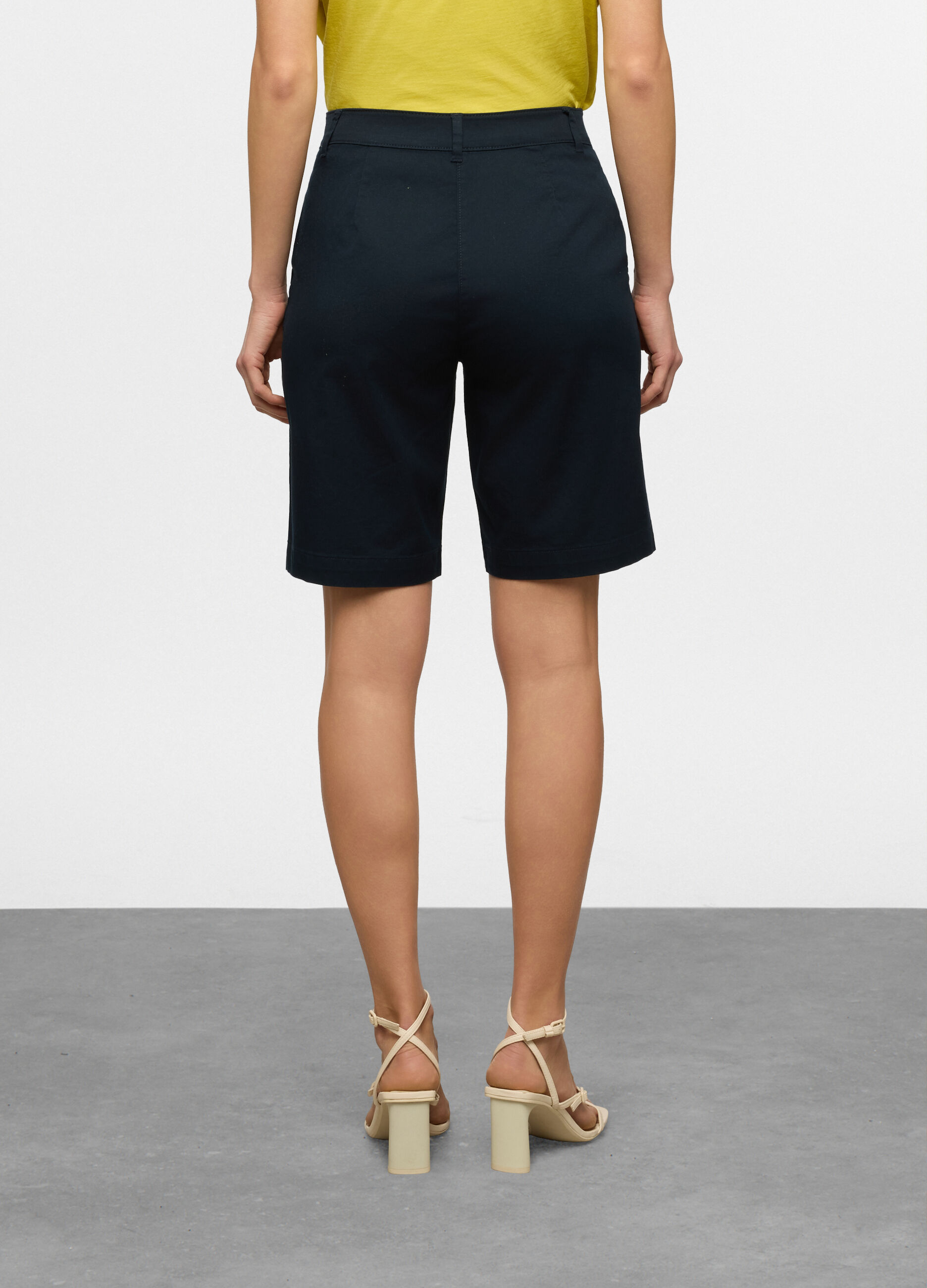 Bermuda fit regular in twill di cotone stretch donna_1