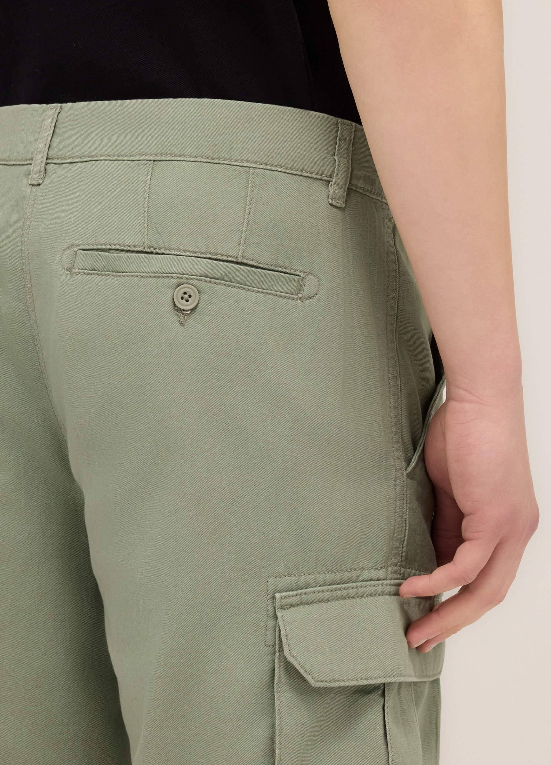 Bermuda cargo in twill di cotone uomo_2