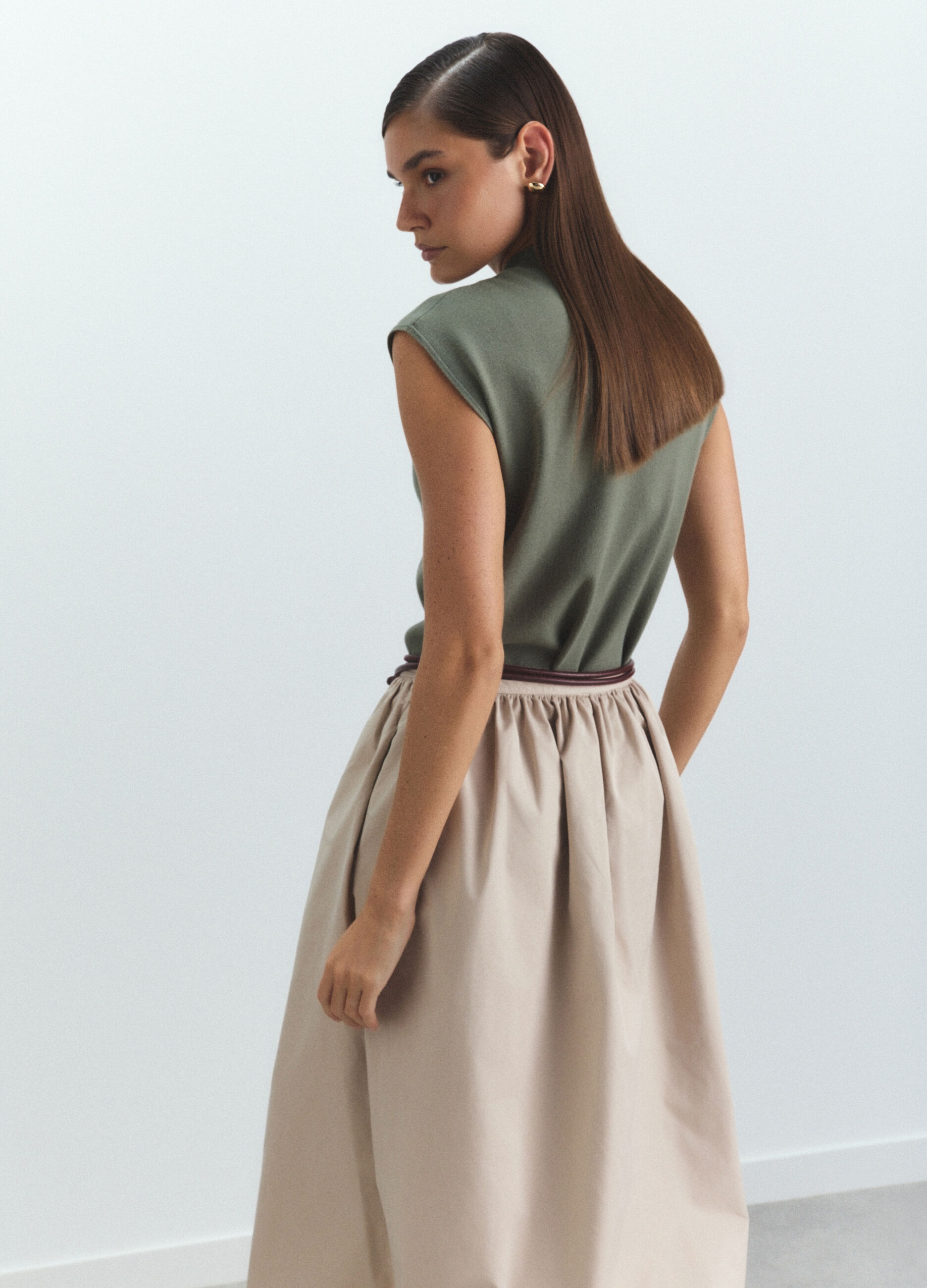 Lupetto smanicato in maglia rasata donna_2
