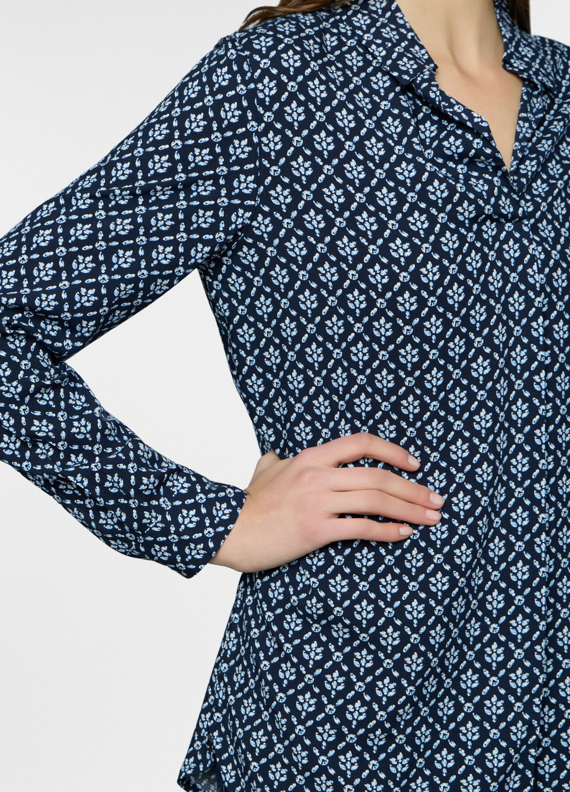 Blusa regular fit in pura viscosa con scollo a V donna_2