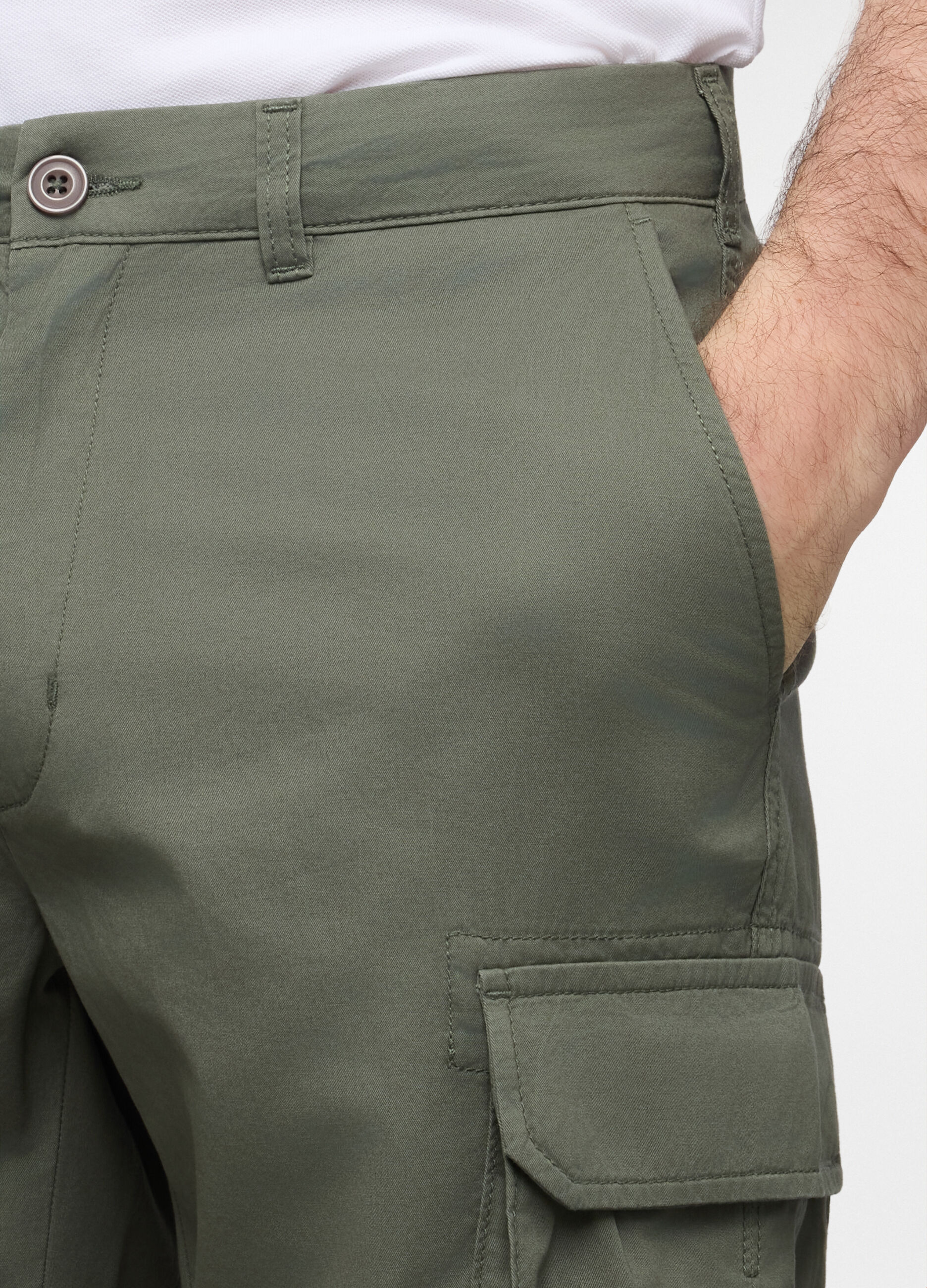 Bermuda cargo in twill di cotone uomo_2