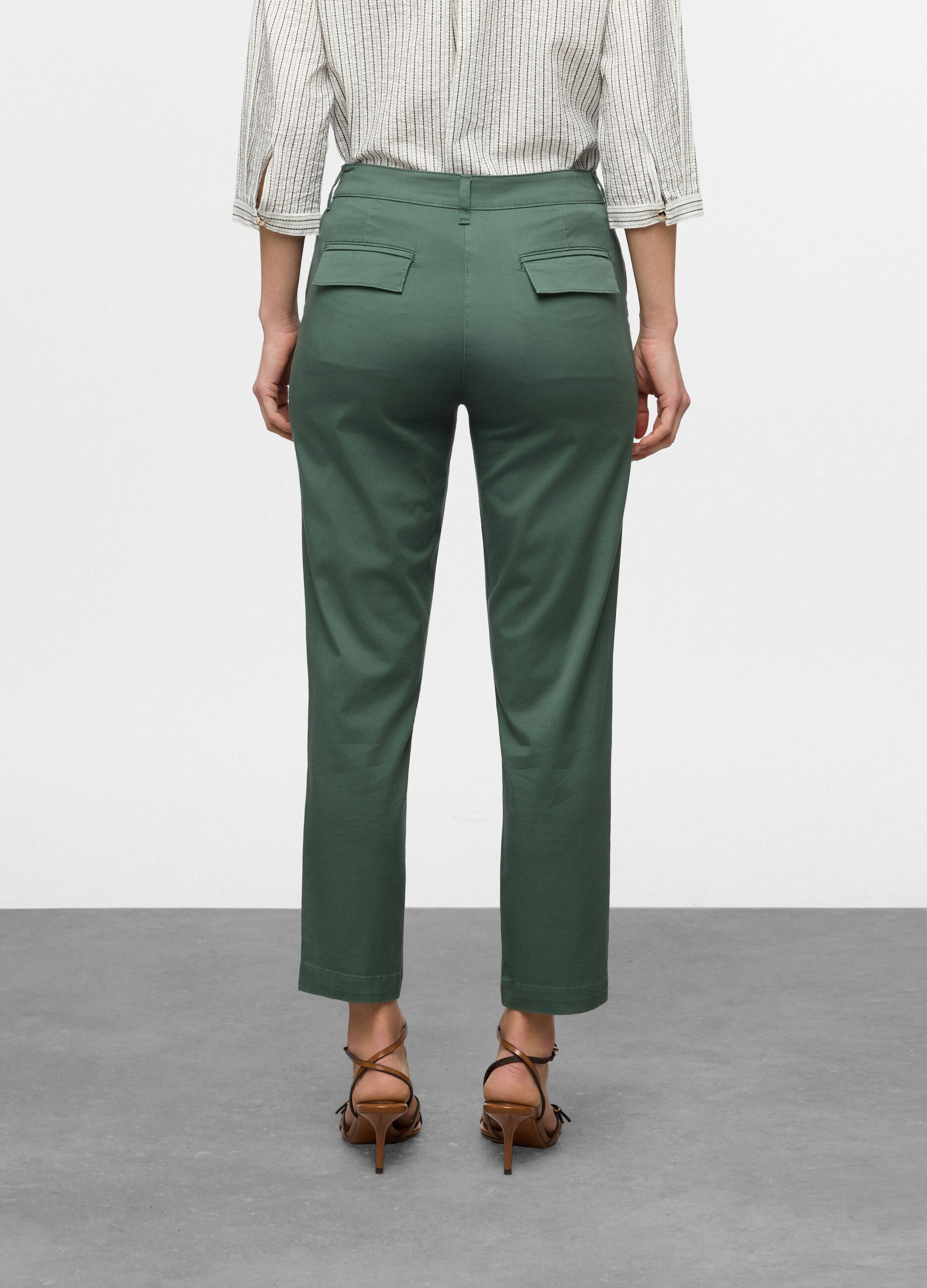 Pantaloni fit regular in twill di cotone stretch donna_1