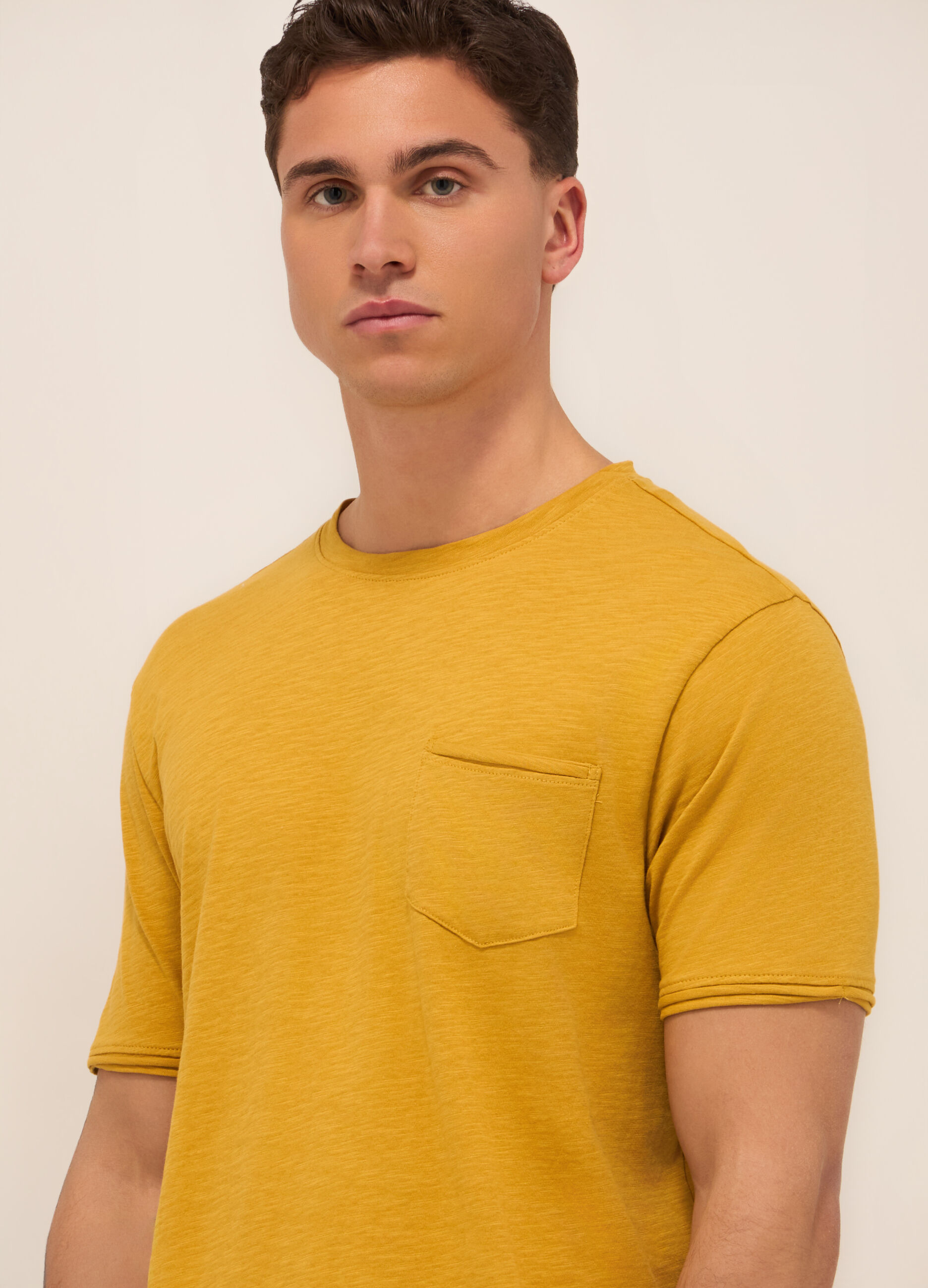 T-shirt girocollo con taschino uomo