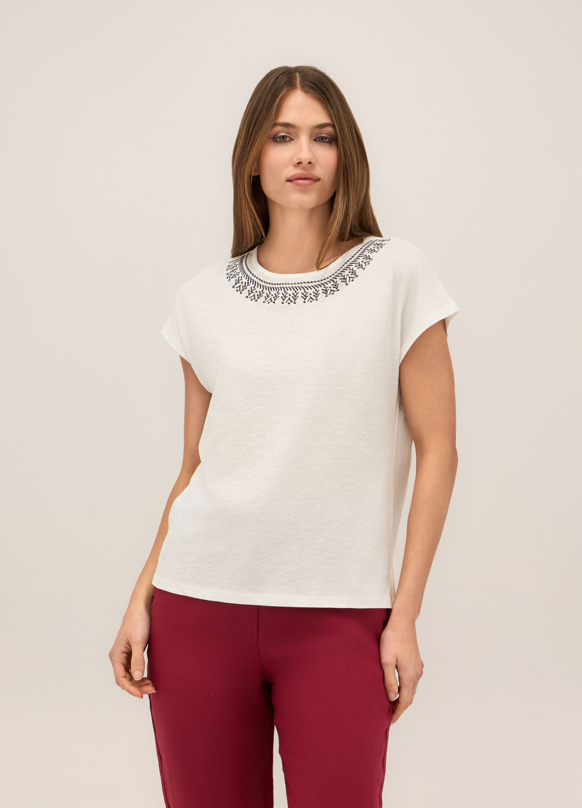 T-shirt in puro cotone con ricamo donna_0