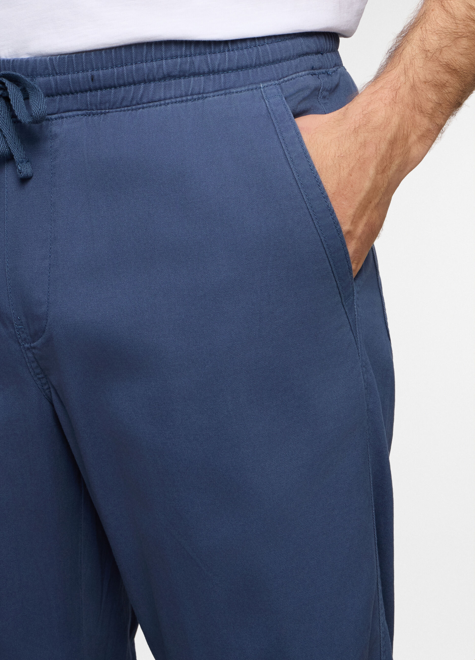 Pantaloni chino relaxed fit in cotone uomo_2