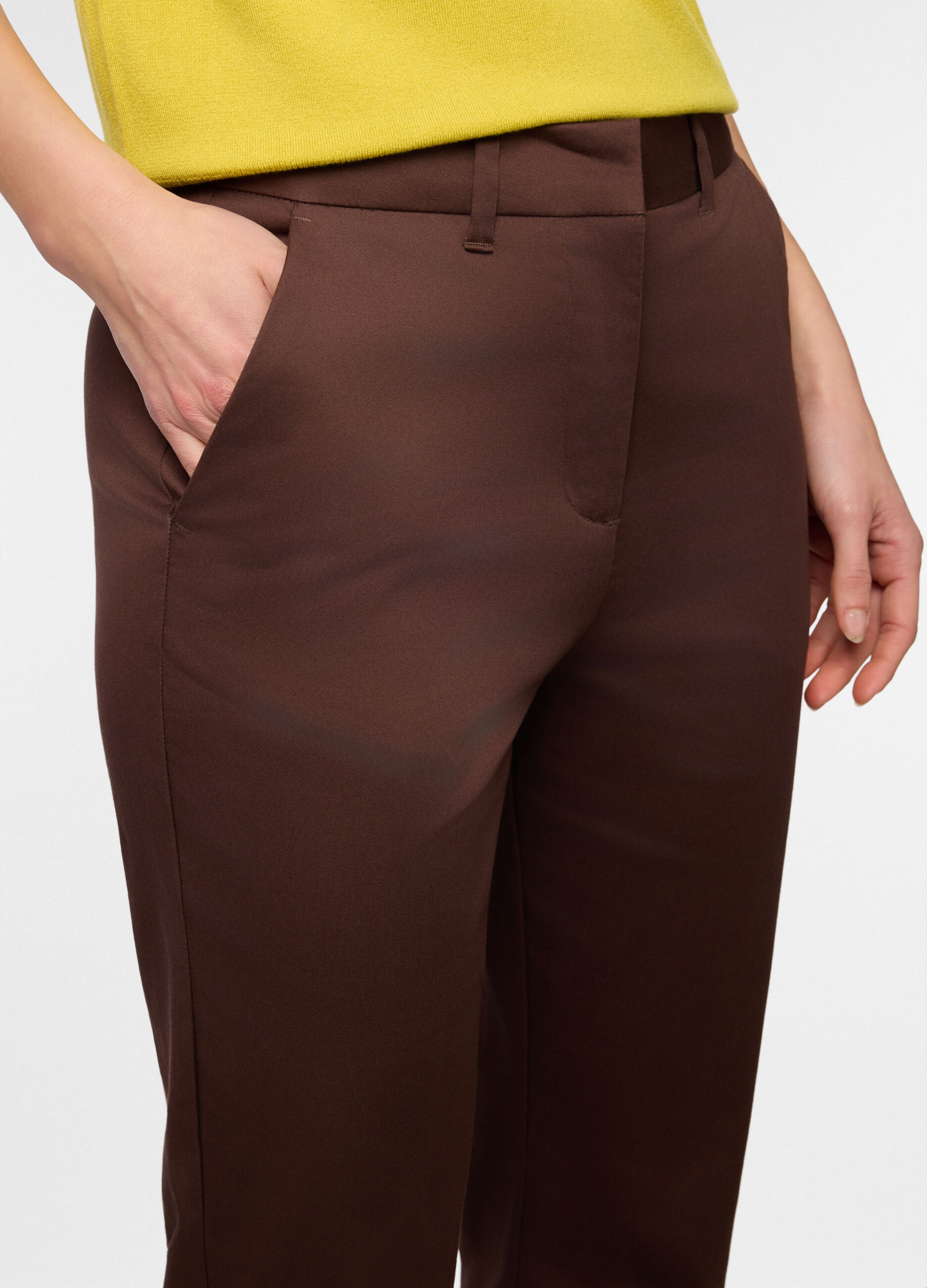 Pantaloni chino flare fit di cotone stretch donna_2