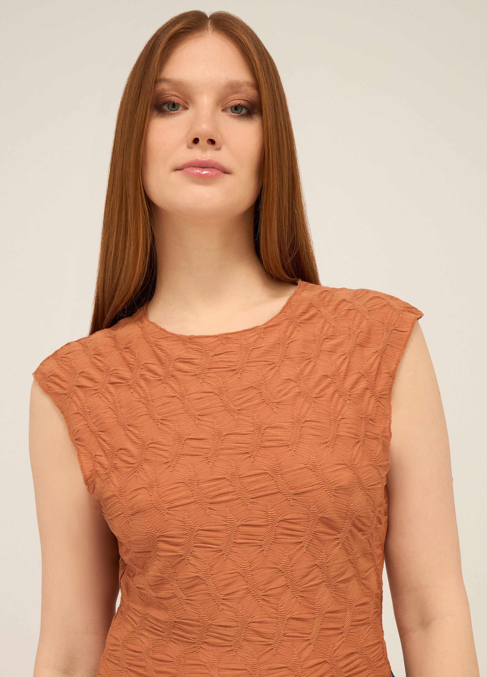 T-shirt smanicata in tessuto stretch donna_2