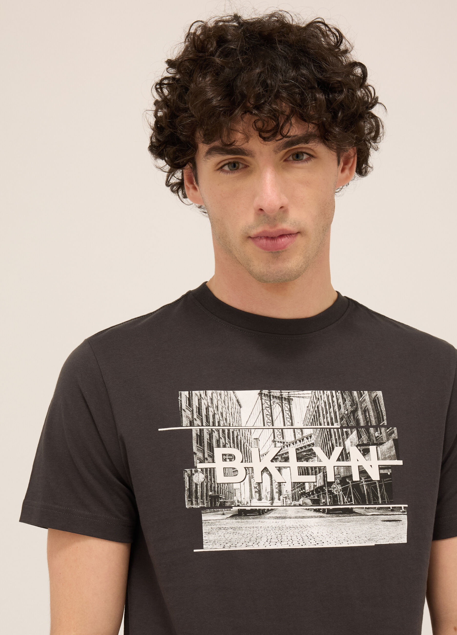 T-shirt girocollo in cotone con stampa uomo_2