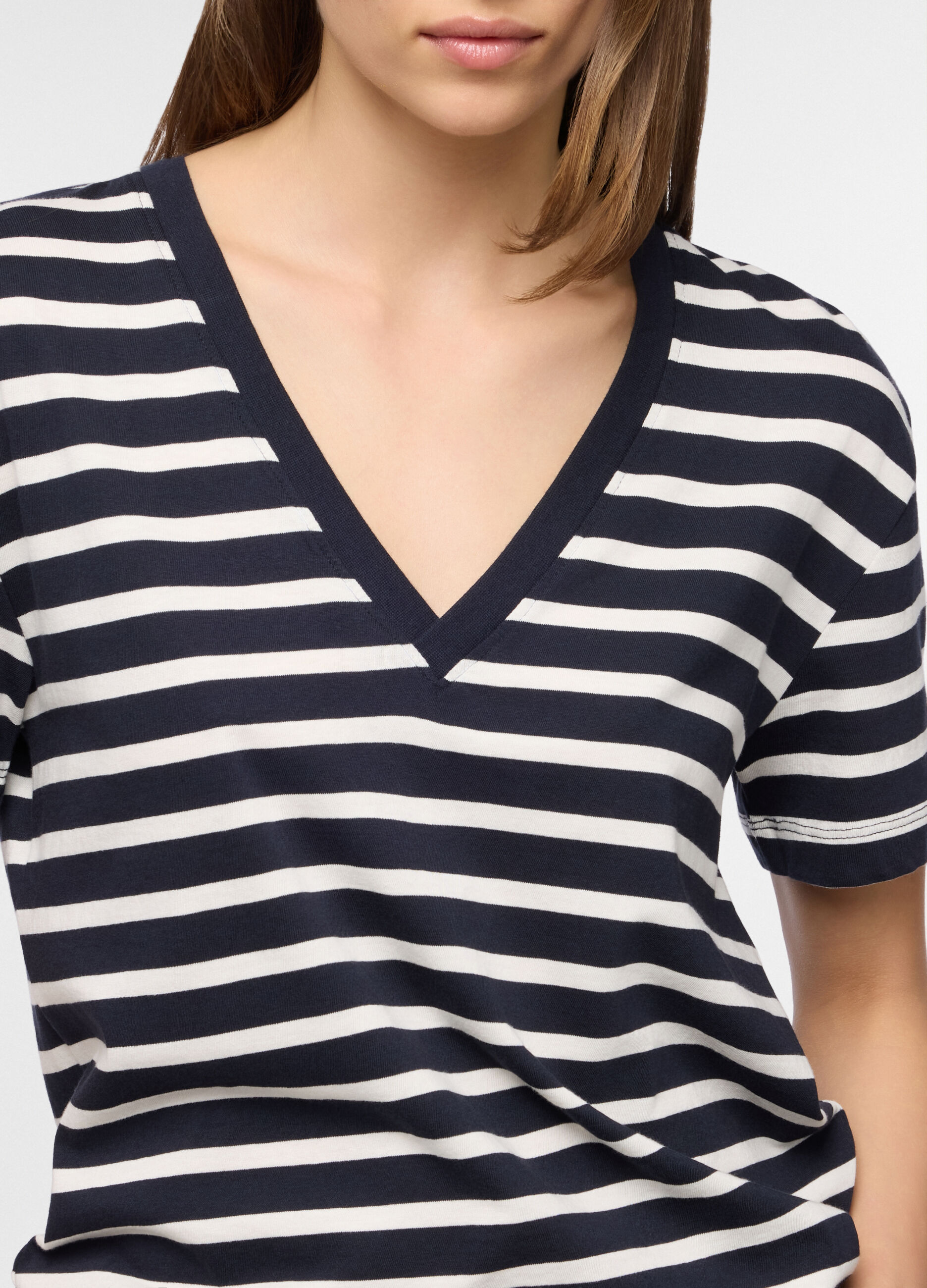 T-shirt con scollo a V donna_2