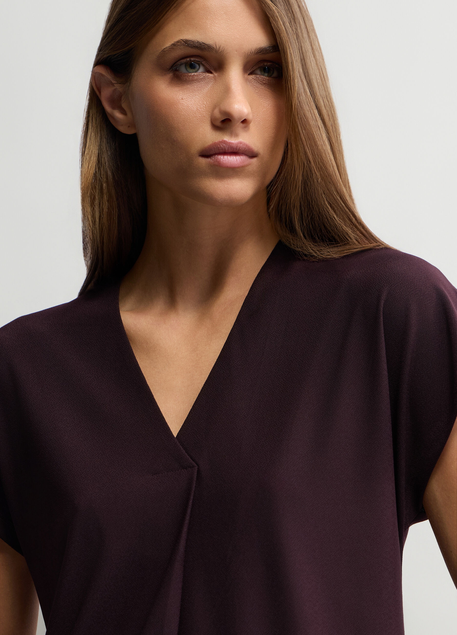 T-shirt con scollo a V stretch donna_2