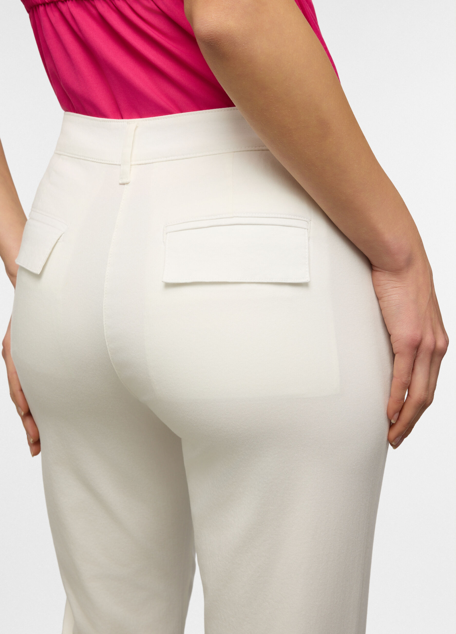 Pantaloni fit regular in twill di cotone stretch donna_2