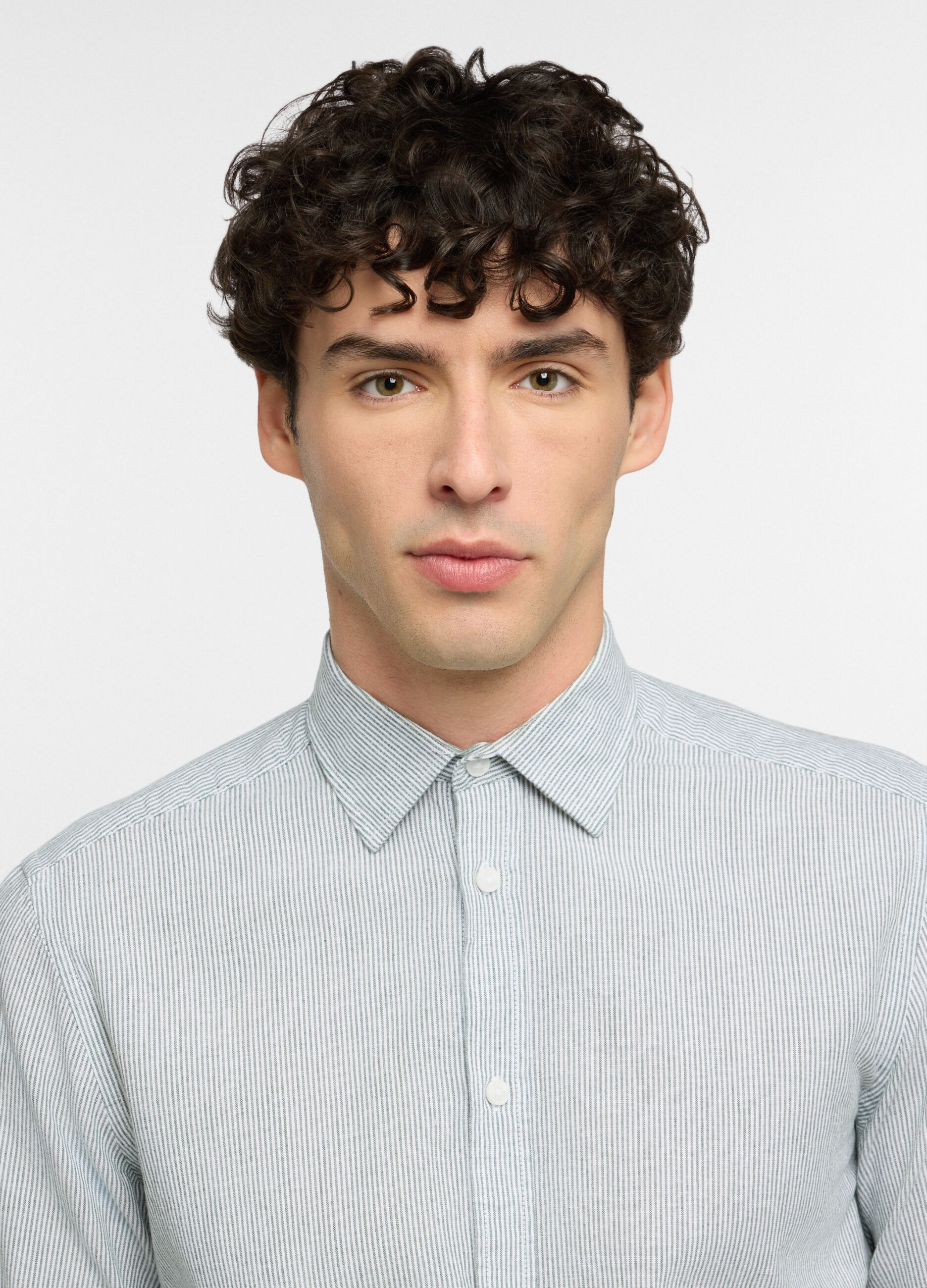 Camicia regular fit con collo classico a righe uomo_2