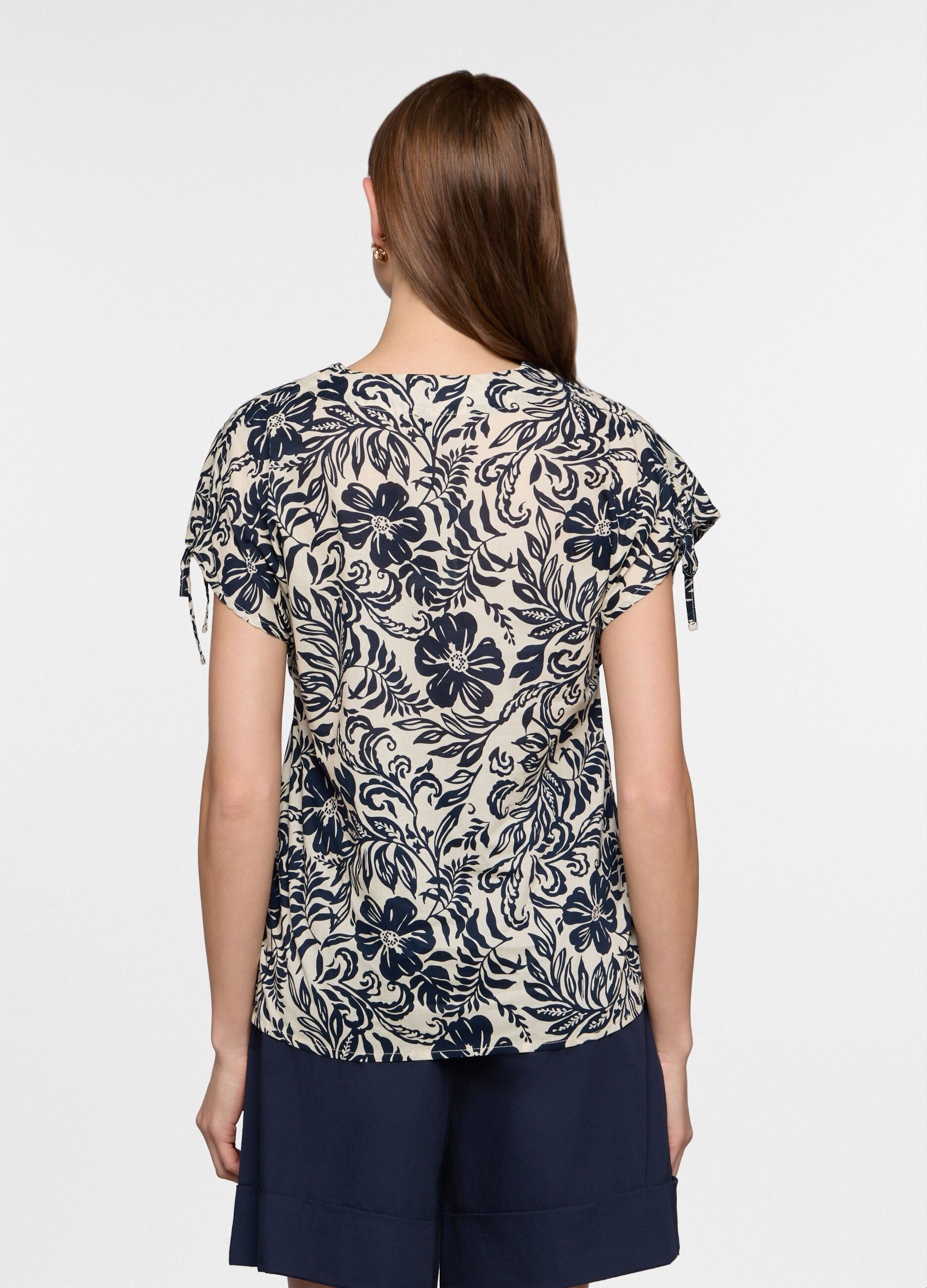 Camicia regular fit con scollo a V in popeline donna_1