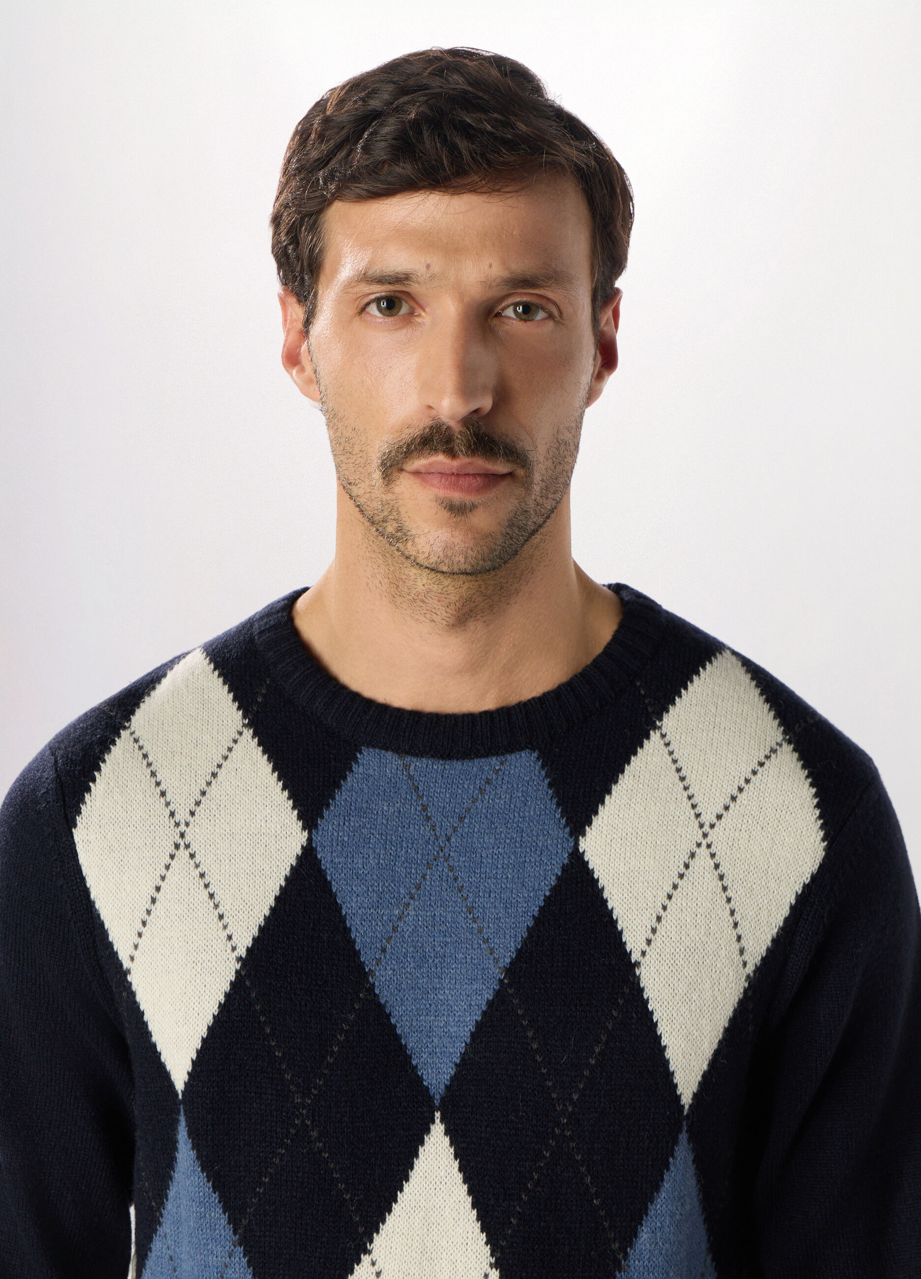 Maglione girocollo con rombi uomo_2