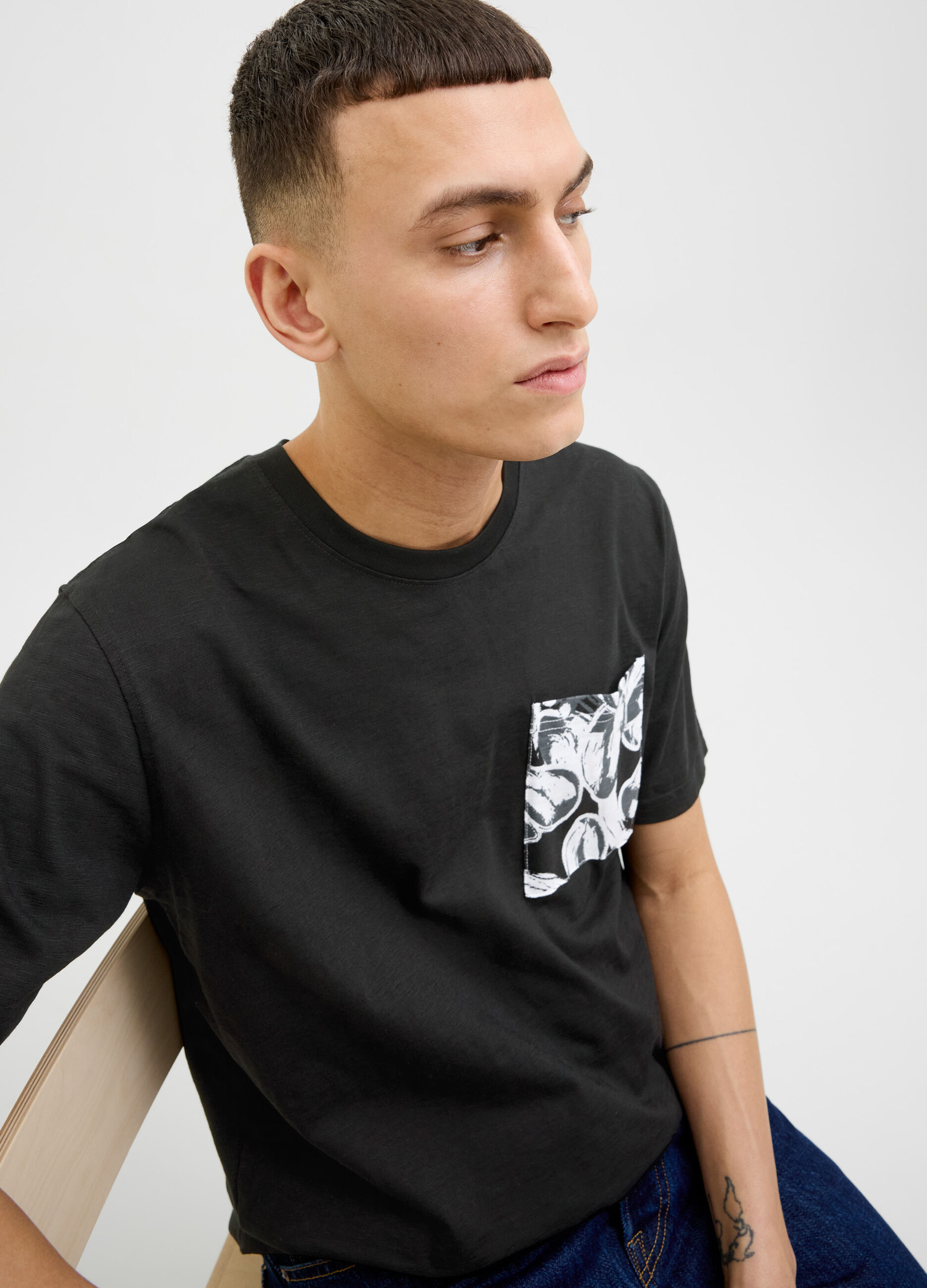 T-shirt con taschino uomo_4