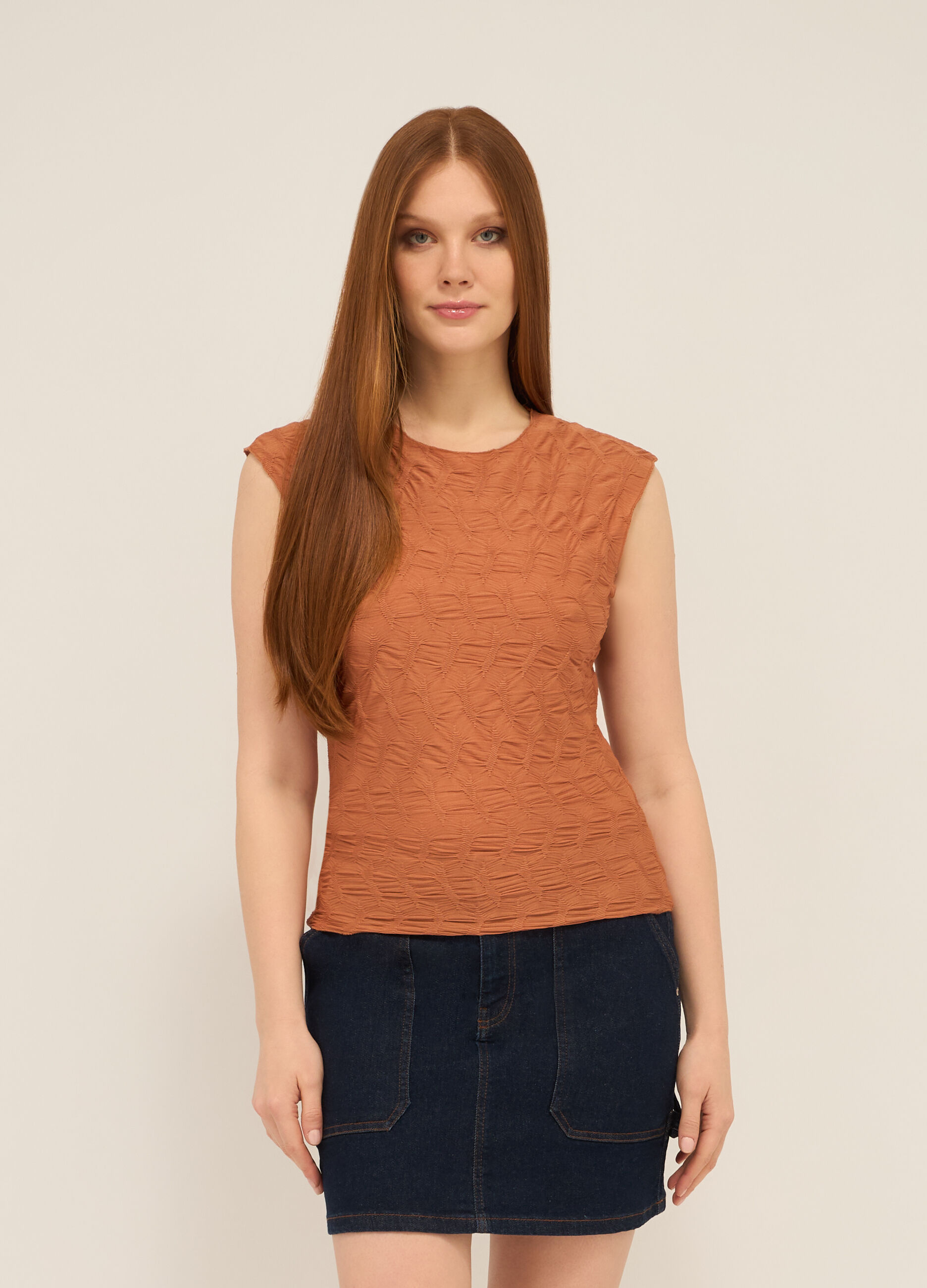 T-shirt smanicata in tessuto stretch donna_0