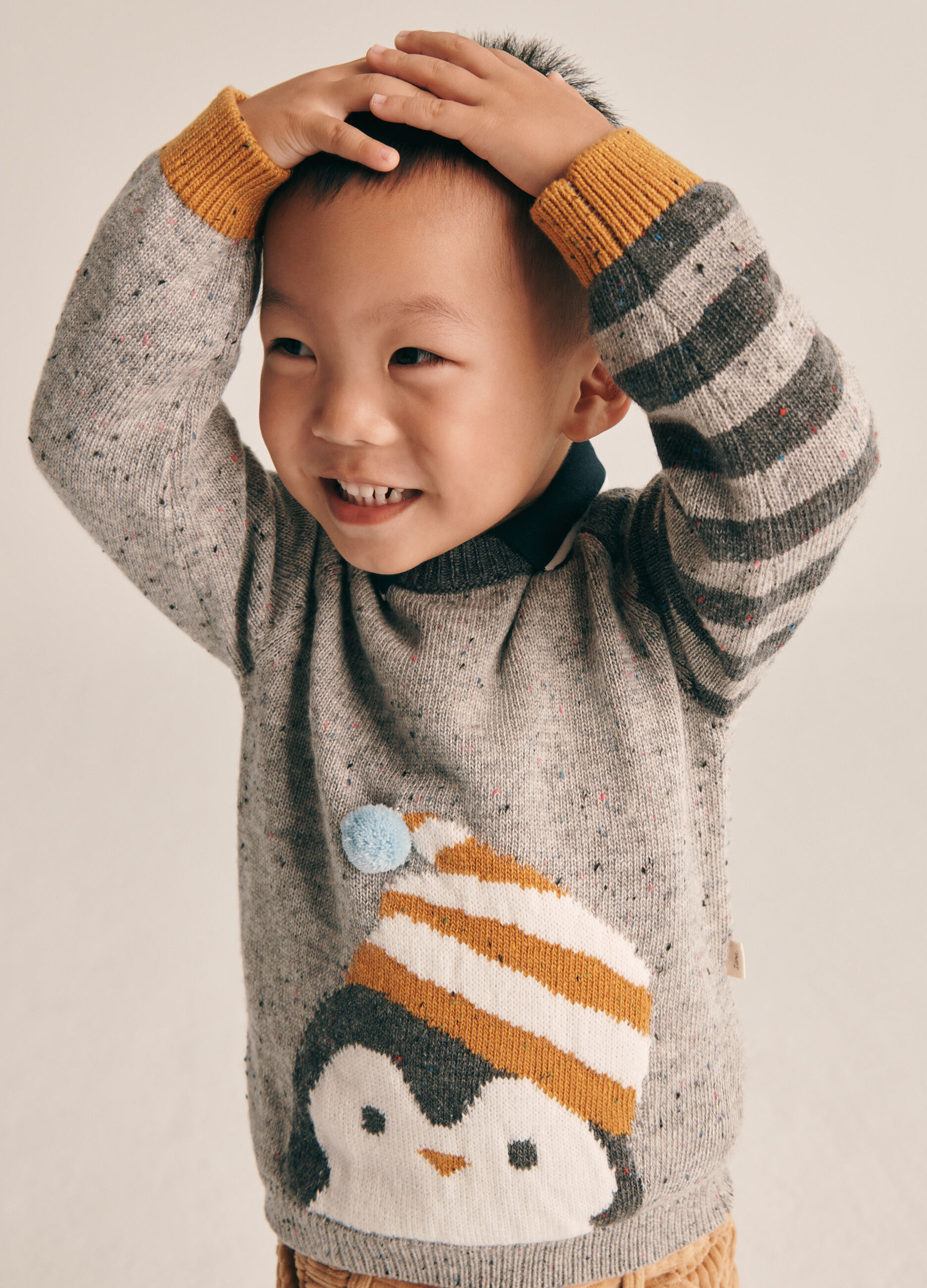 Maglione grigio con pinguino per neonato_0