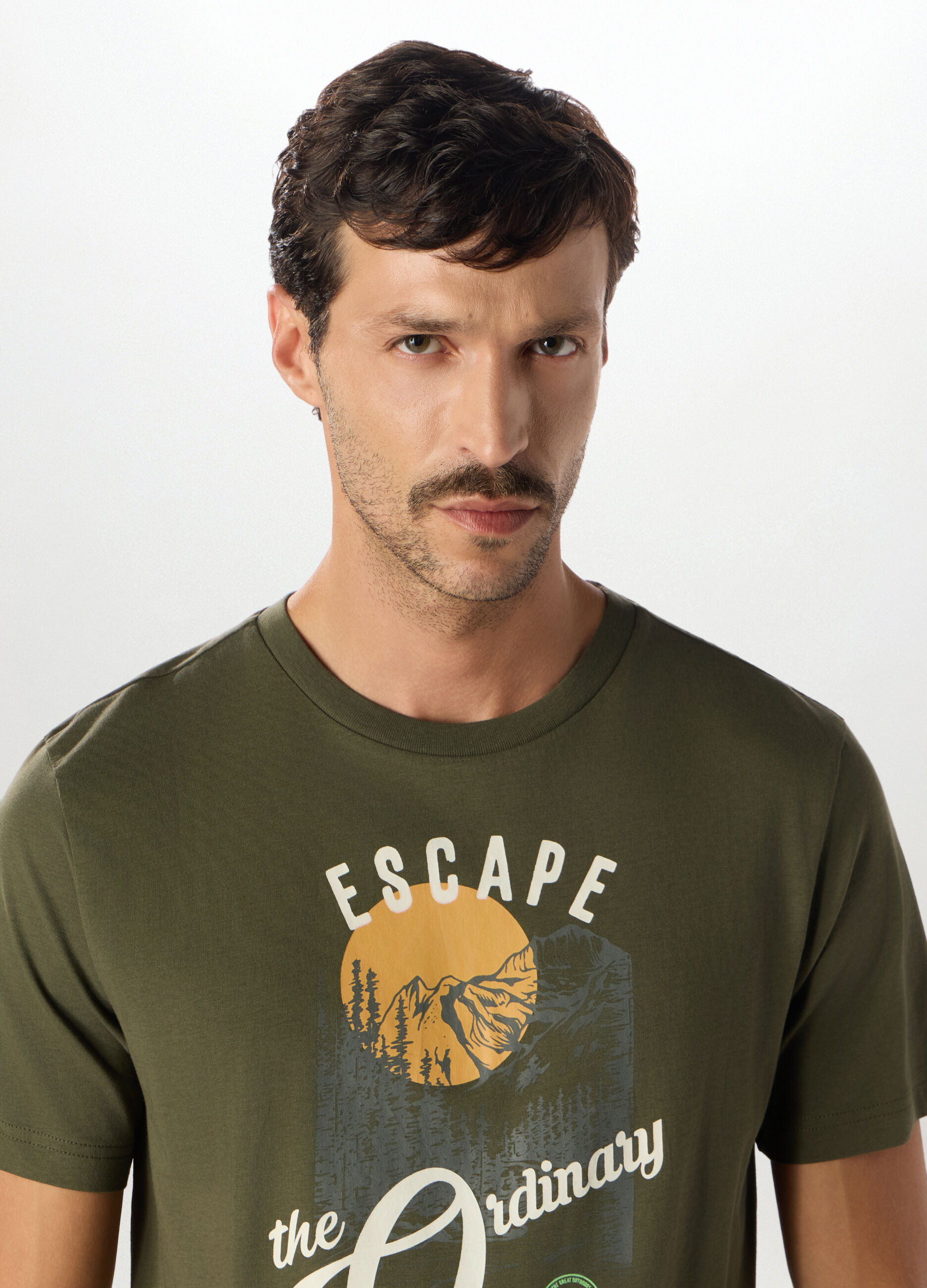 T-shirt girocollo con stampa Escape the Ordinary in cotone uomo_2
