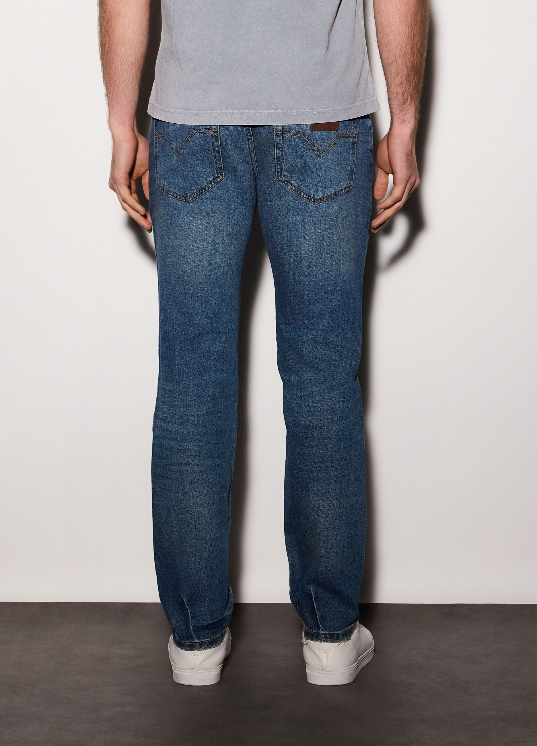 Jeans regular fit in denim di cotone e lino uomo_1