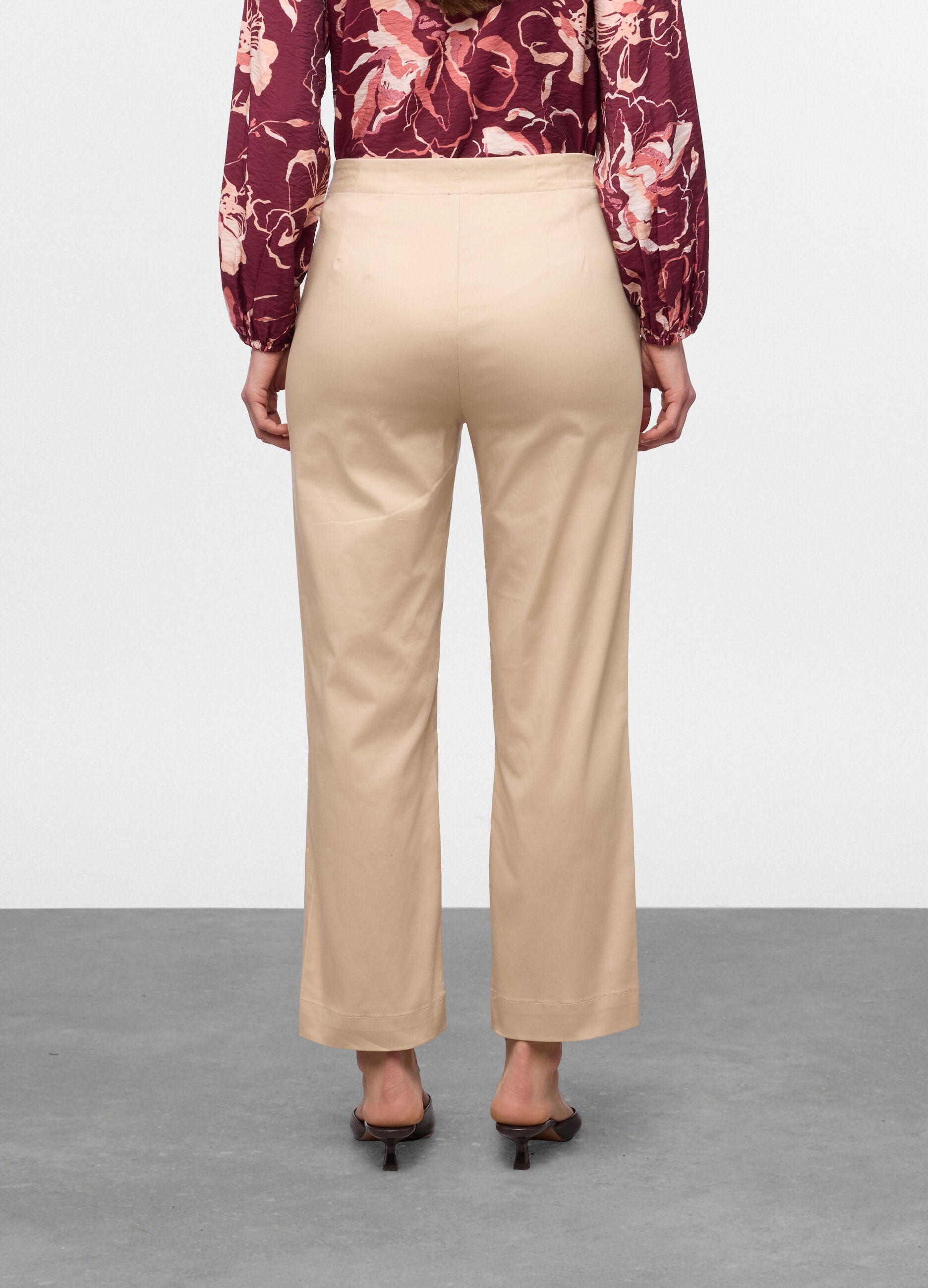 Pantaloni fit slim in satin di cotone stretch donna_1