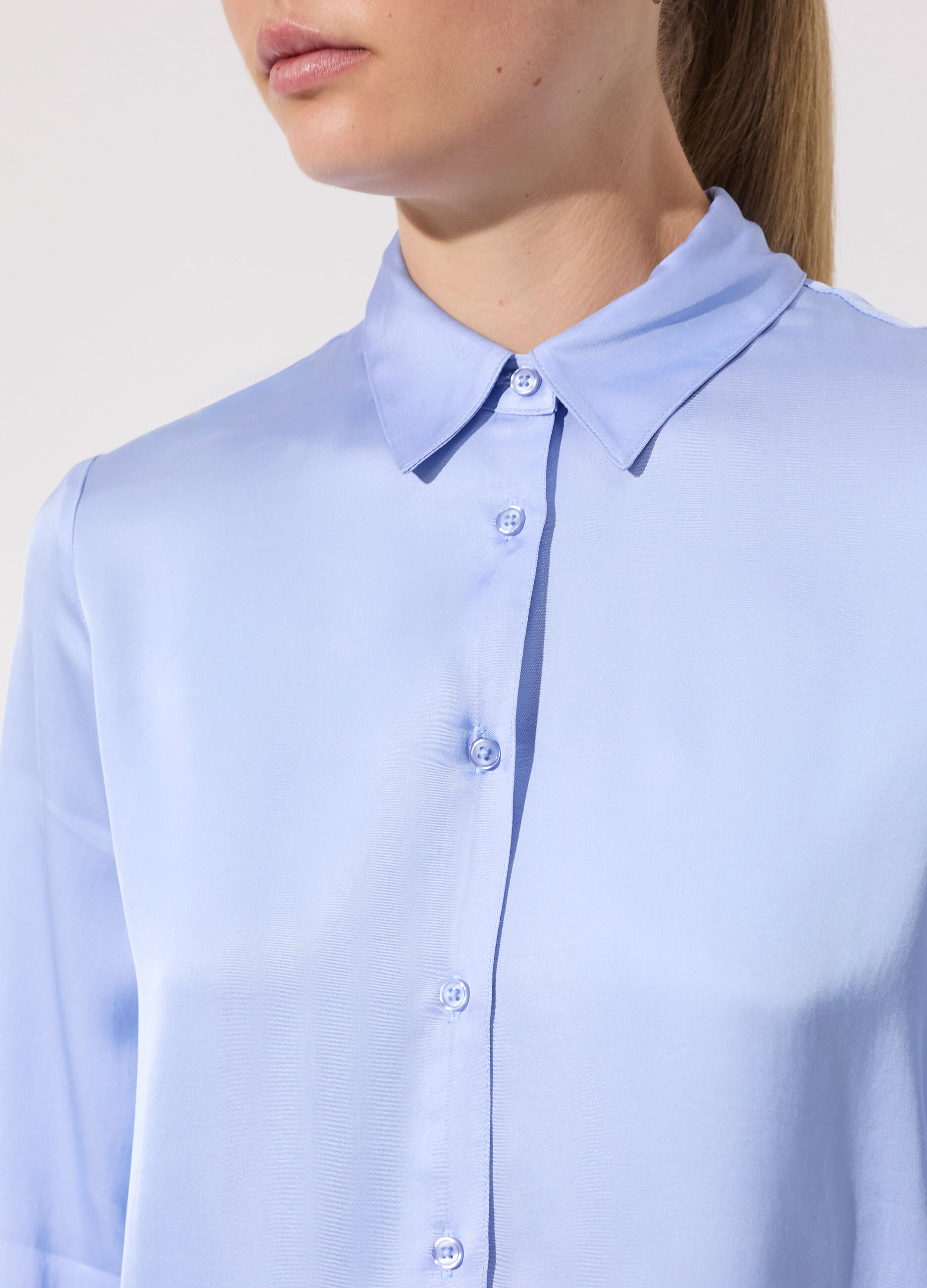 Camicia in viscosa satin a maniche lunghe donna_3