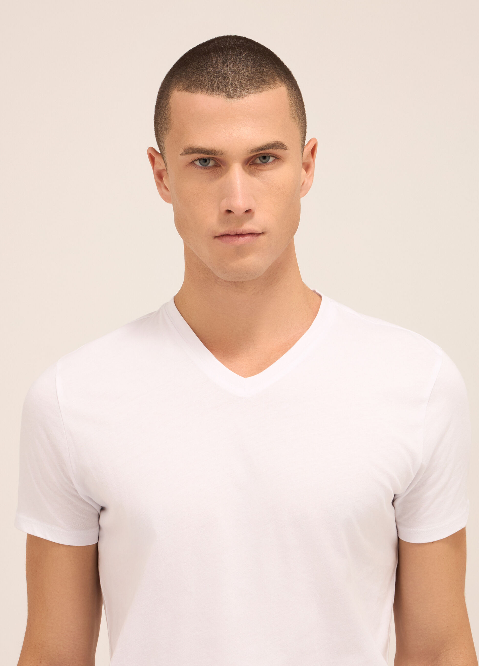 T-shirt collo a V in puro cotone uomo_2